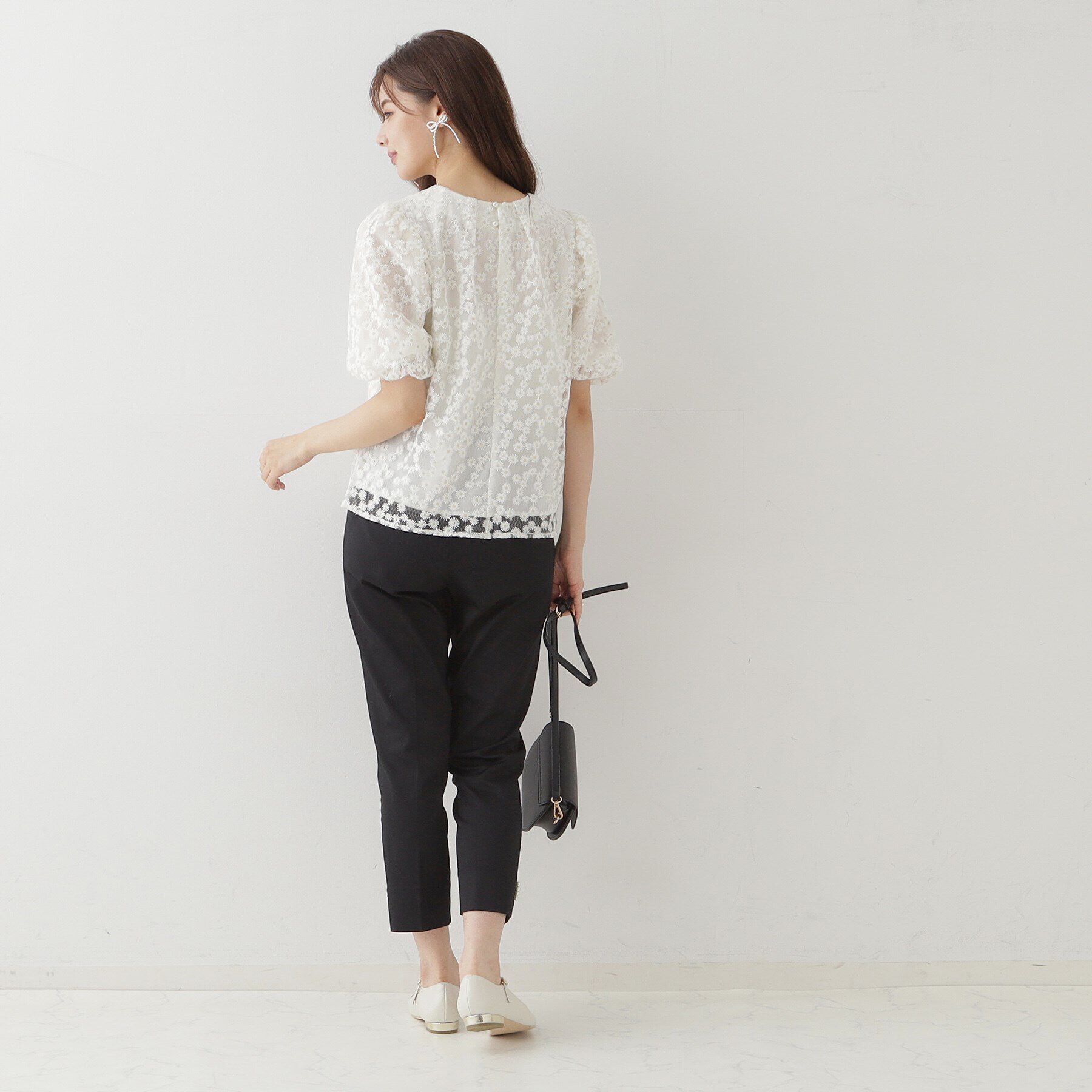 Couture broach「【二の腕カバー】デイジーエンブロ刺繍ブラウス」|シャツ・ブラウス|