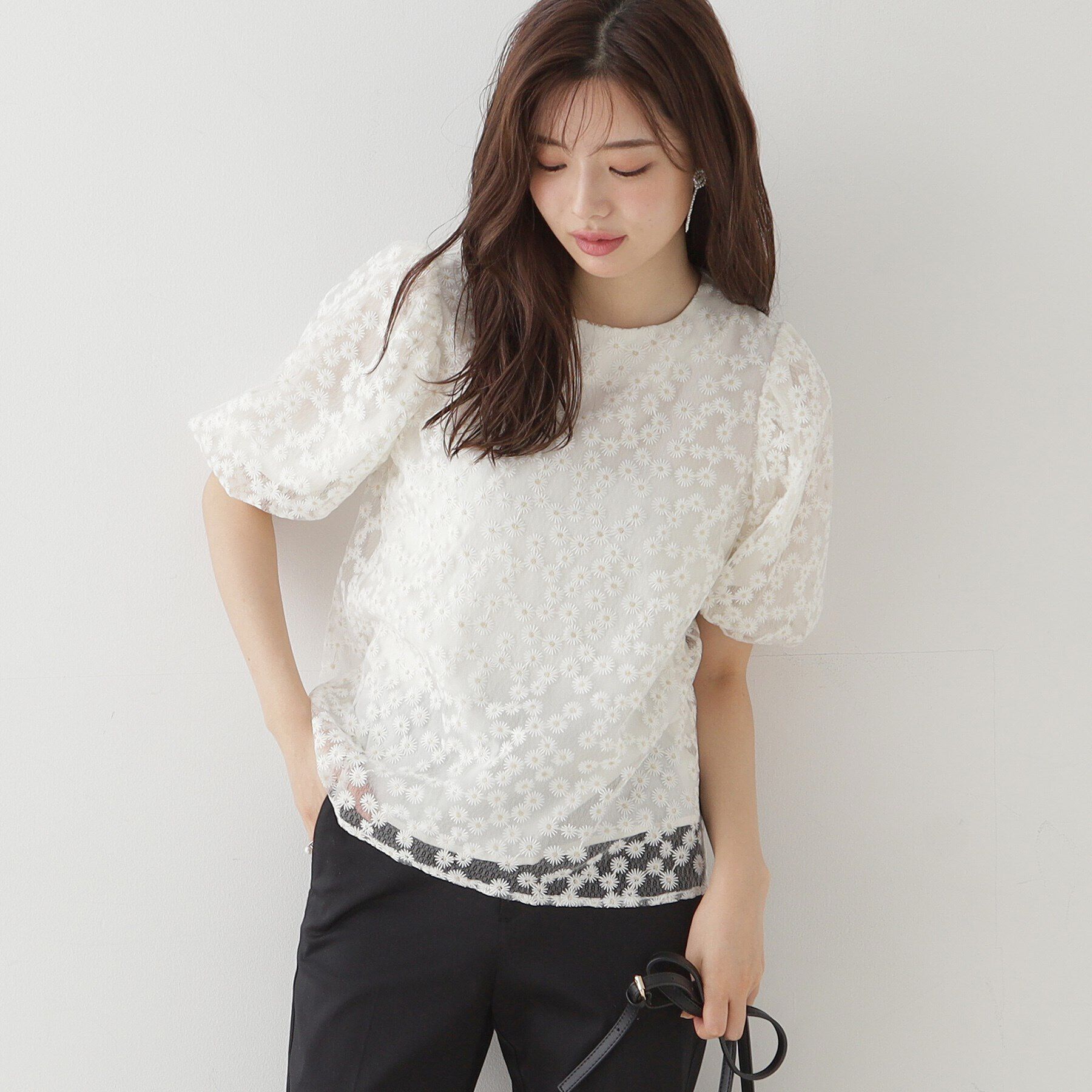 Couture broach「【二の腕カバー】デイジーエンブロ刺繍ブラウス」|シャツ・ブラウス|