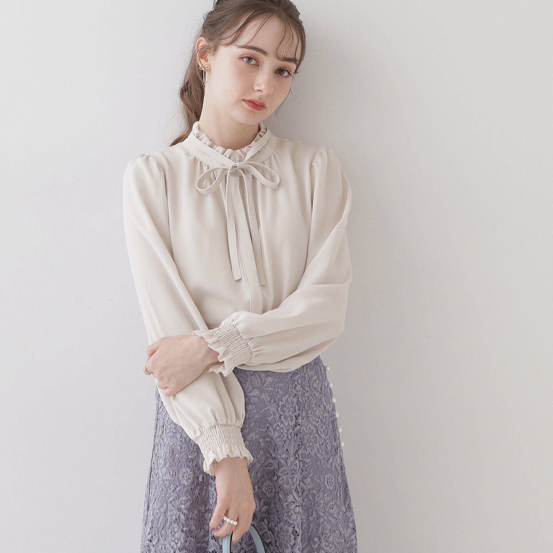 Couture broach「【好印象なレディブラウス】タイ付きピコフリルブラウス」|シャツ・ブラウス|