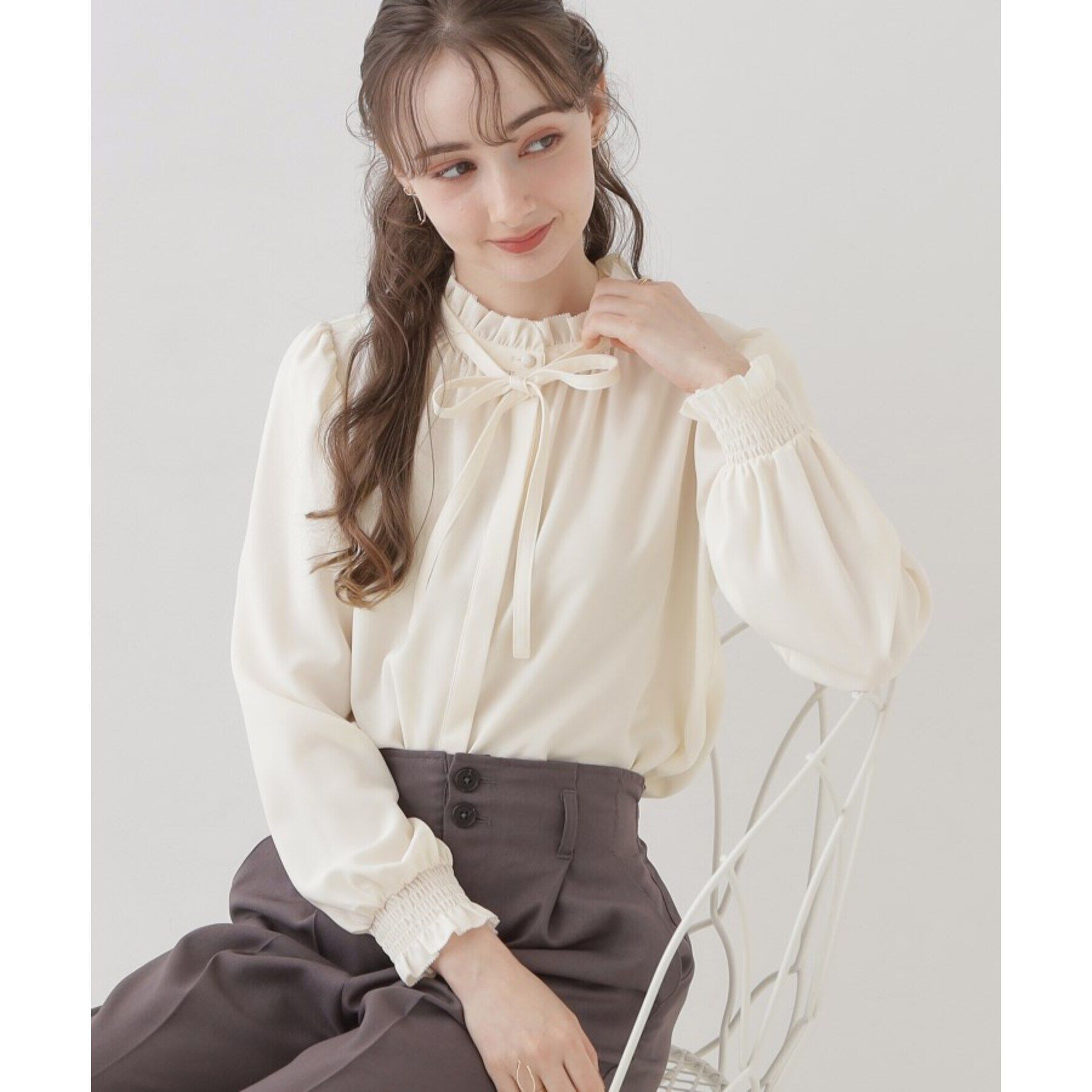 Couture broach「【好印象なレディブラウス】タイ付きピコフリルブラウス」|シャツ・ブラウス|