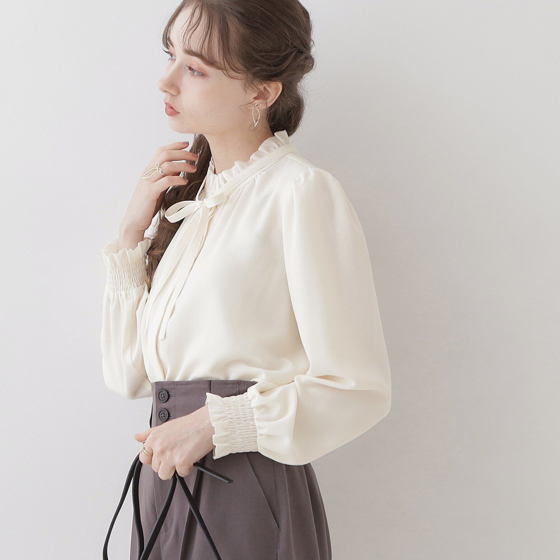 Couture broach「【好印象なレディブラウス】タイ付きピコフリルブラウス」|シャツ・ブラウス|