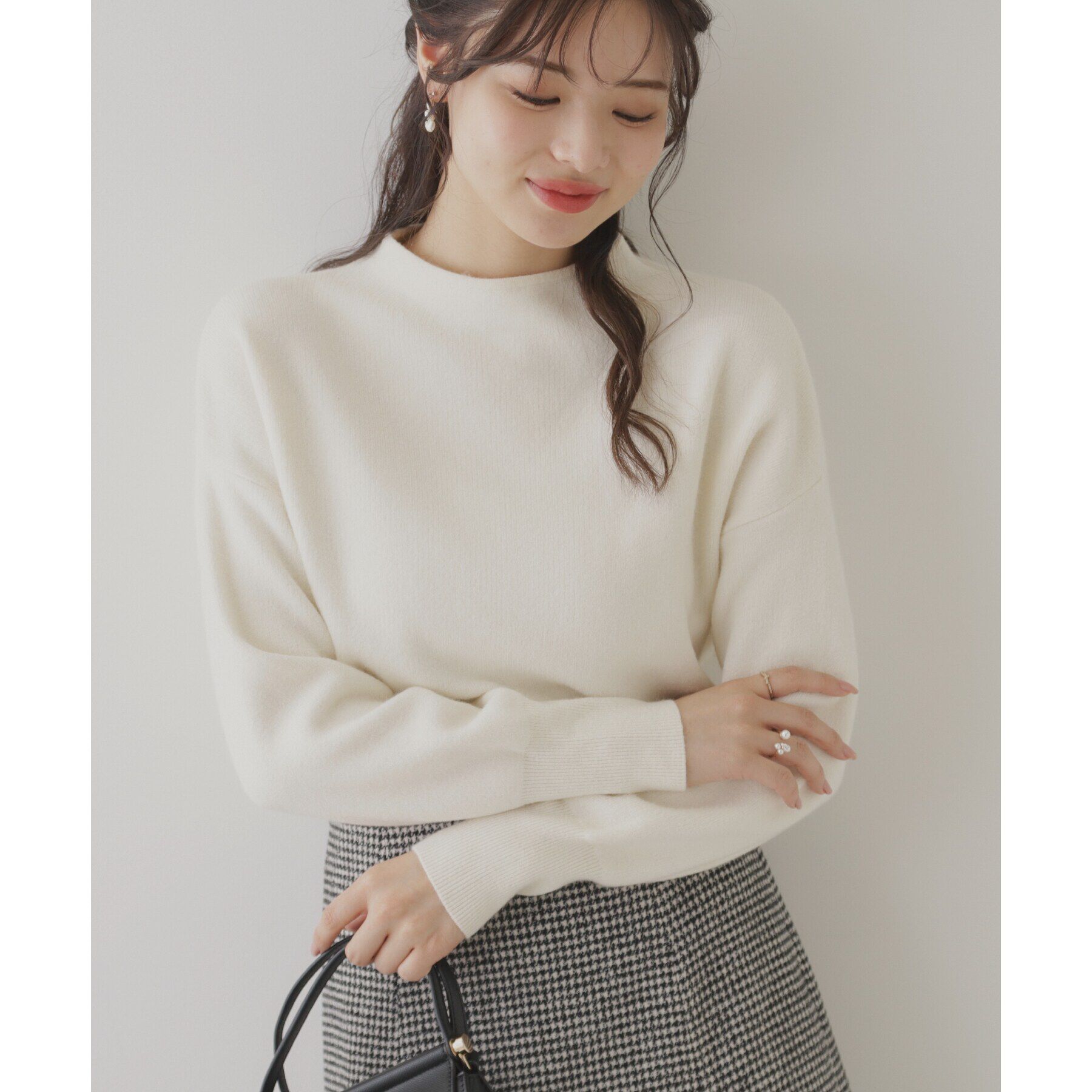 Couture broach「【バックパールで華やぐ】上品もちふわニット」|ニット・セーター|ｵﾌﾎﾜｲﾄ(003)