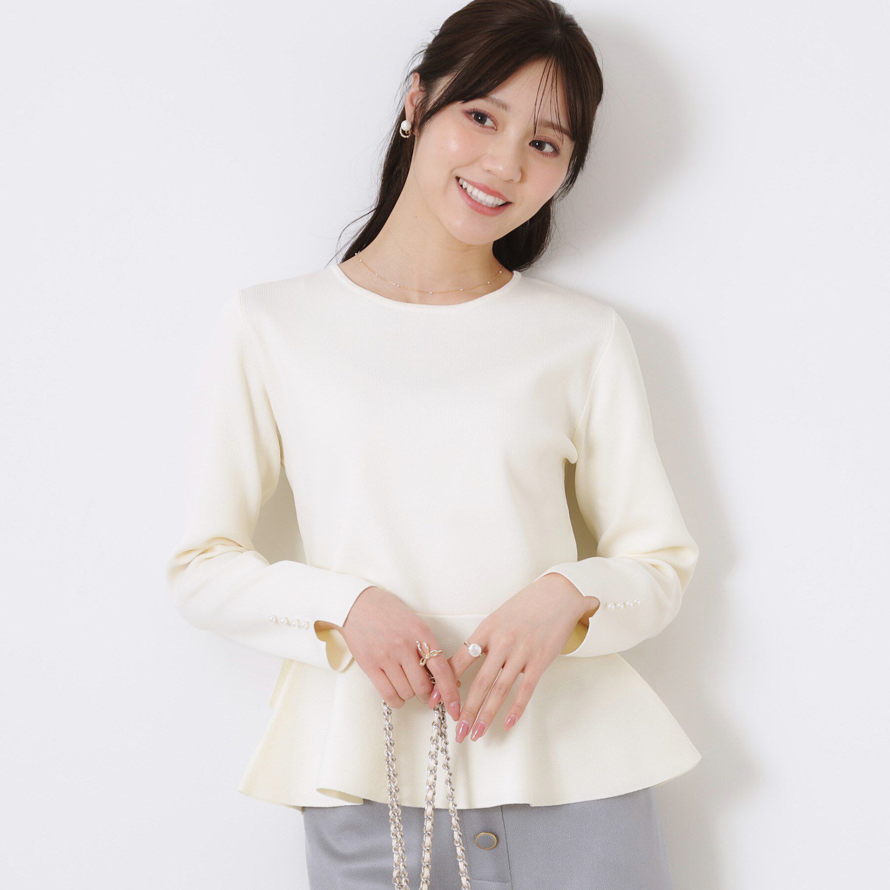Couture broach「【大人可愛い・通勤】バックパール調ペプラムニット」|ニット・セーター|オフホワイト(003