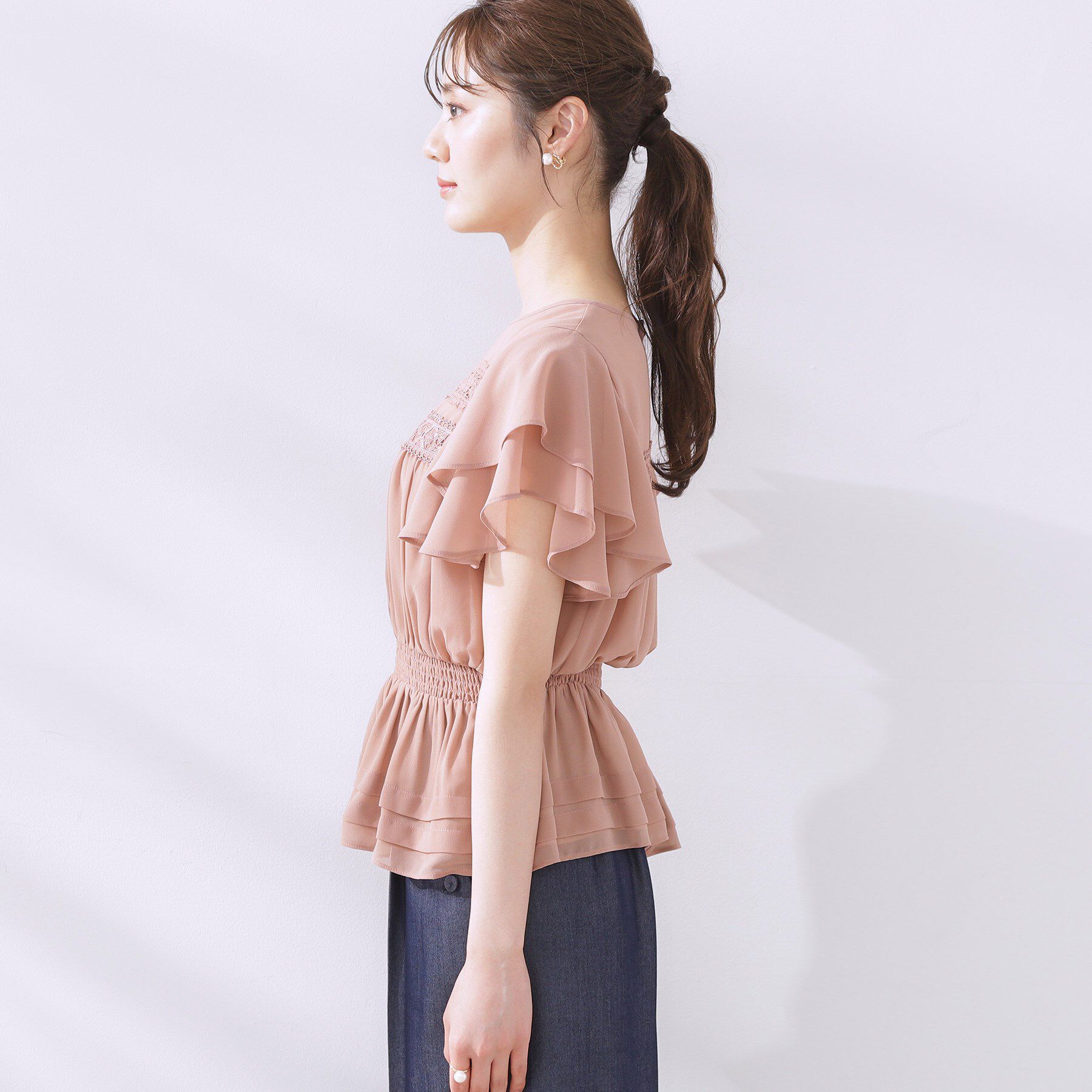 Couture broach「【大人可愛い・華やか】ダブルフリル袖ペプラムブラウス」|シャツ・ブラウス|