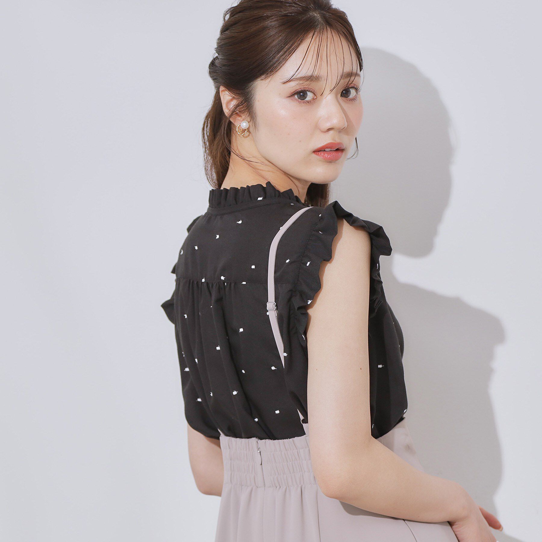 Couture broach「【マシンウォッシャブル】ドット刺繍リボンデザインブラウス」|シャツ・ブラウス|