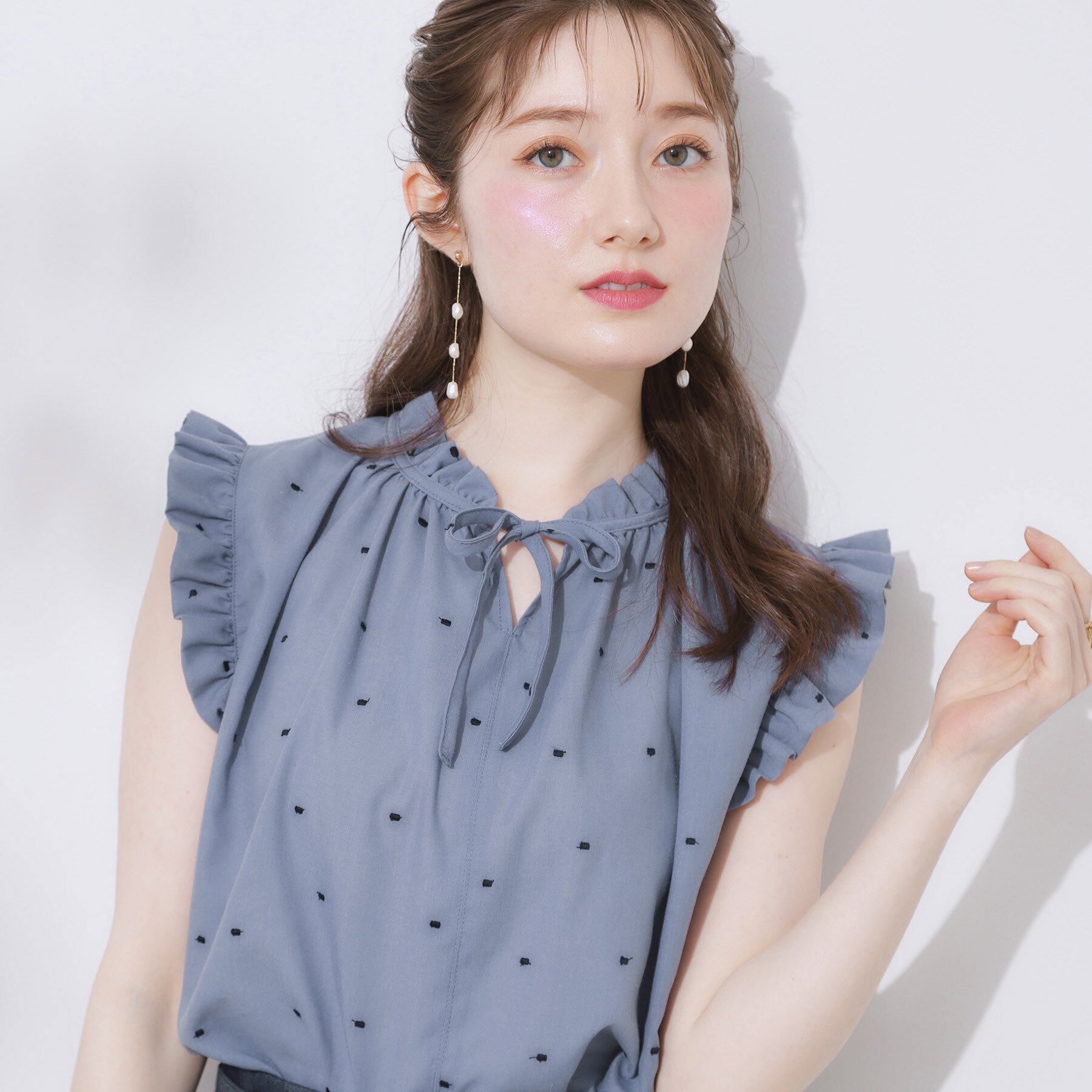 Couture broach「【マシンウォッシャブル】ドット刺繍リボンデザインブラウス」|シャツ・ブラウス|ブルー(191)