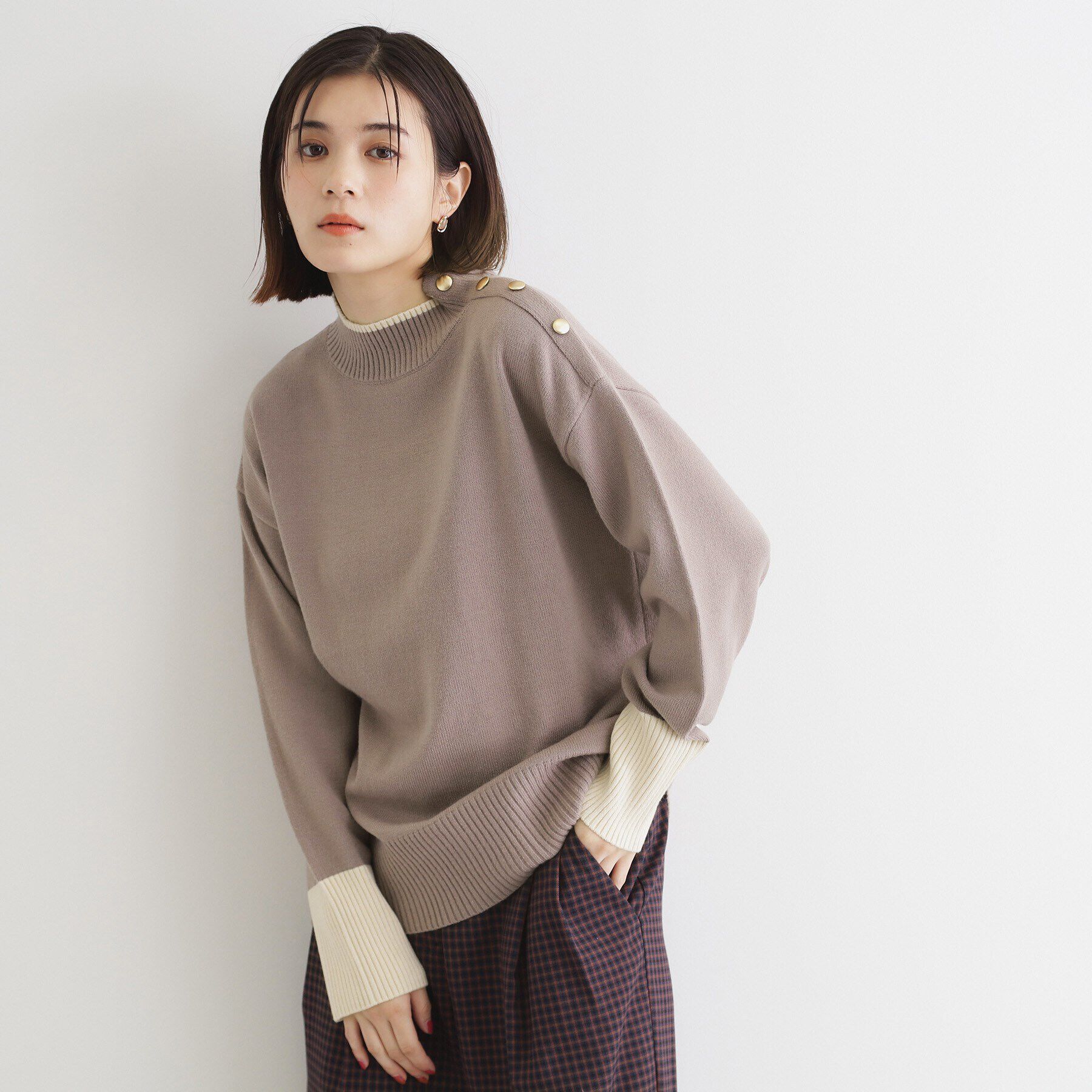 THE SHOP TK「【毛玉になりにくい／静電気防止】配色肩ボタンハイネックニット／洗える」|ニット・セーター|ベージュ(552)