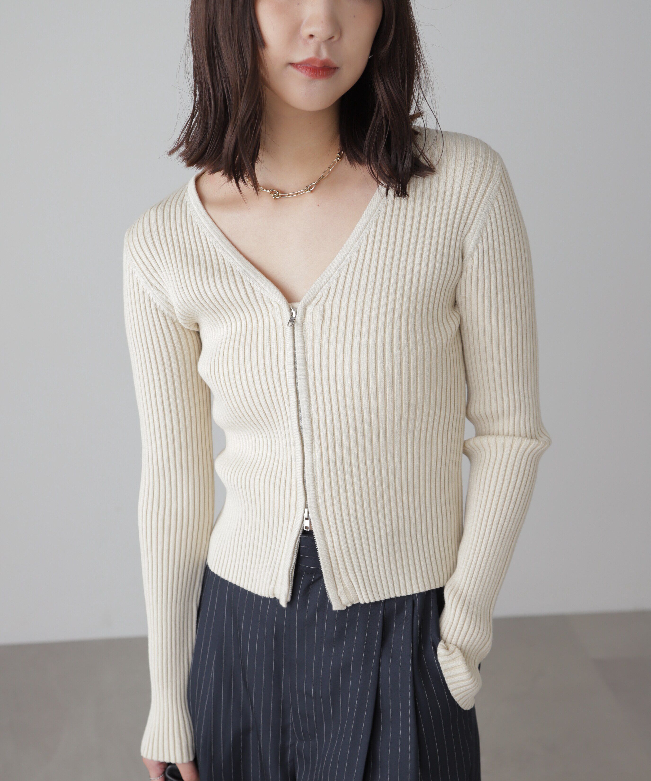 「フロントジップリブVネックニット」|ニット・セーター|オフホワイト