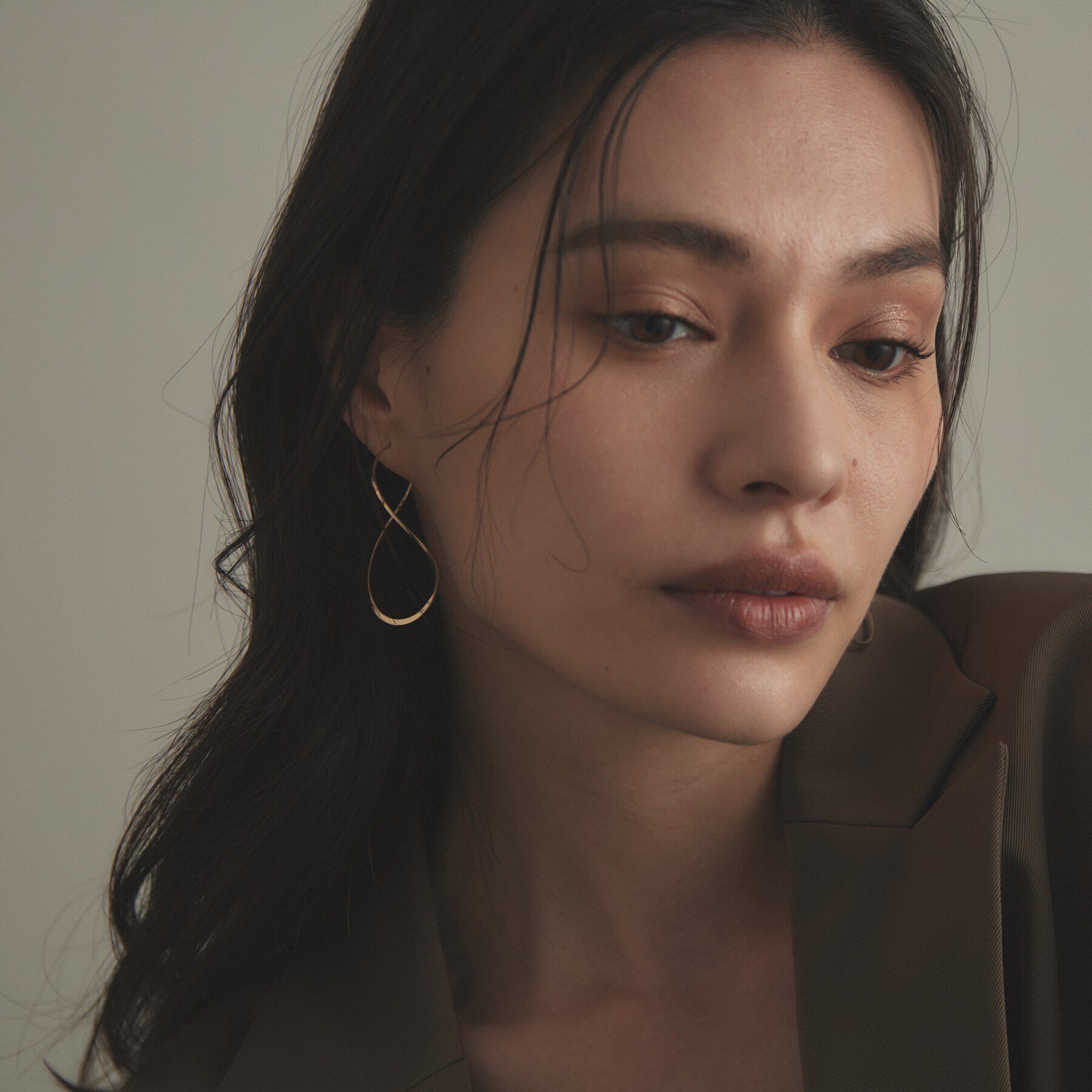 COCOSHNIK「K10ポリッシュ 変形フープピアスL」|ピアス|