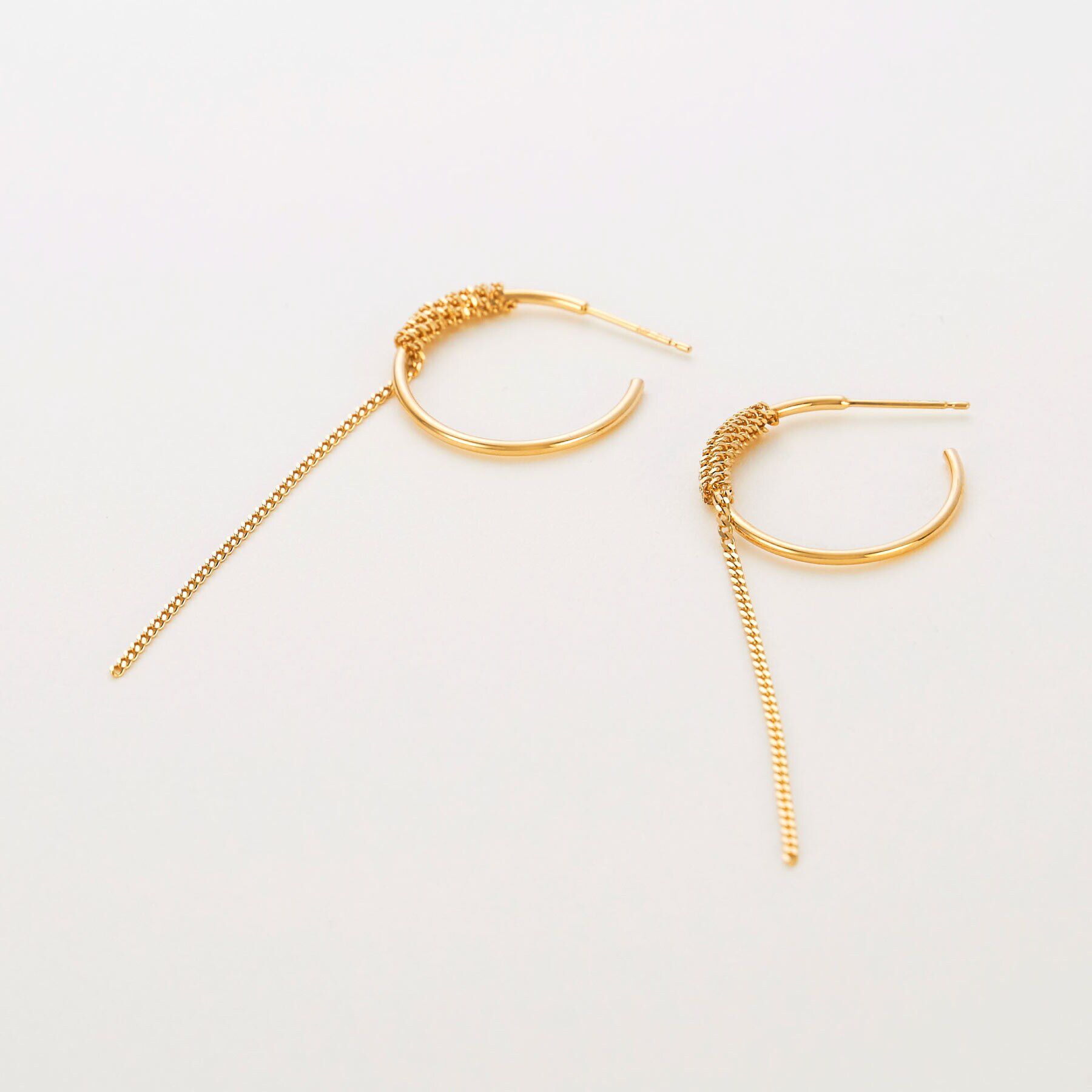 COCOSHNIK「K10中空フープラップチェーン スタッドピアス」|ピアス|