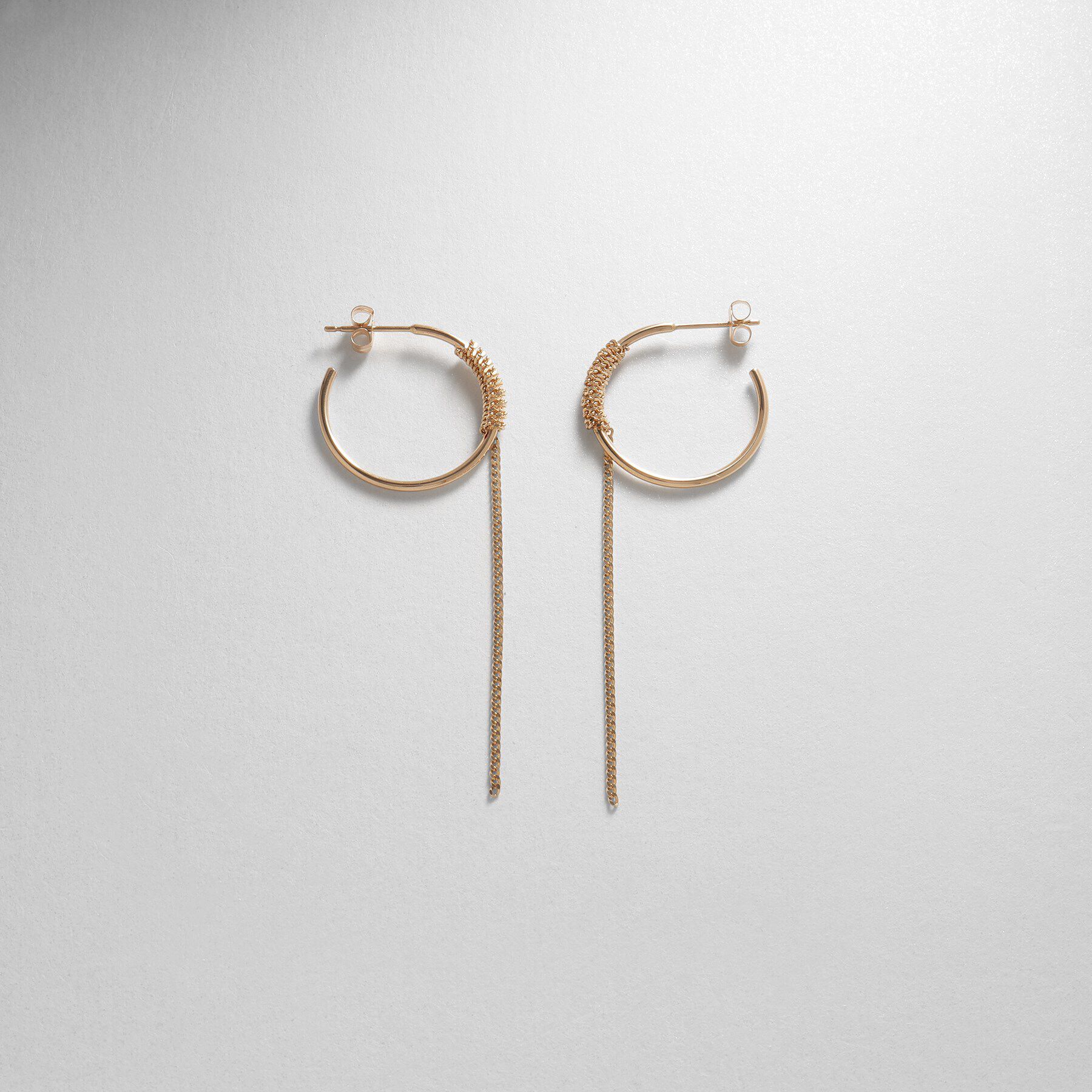 COCOSHNIK「K10中空フープラップチェーン スタッドピアス」|ピアス|