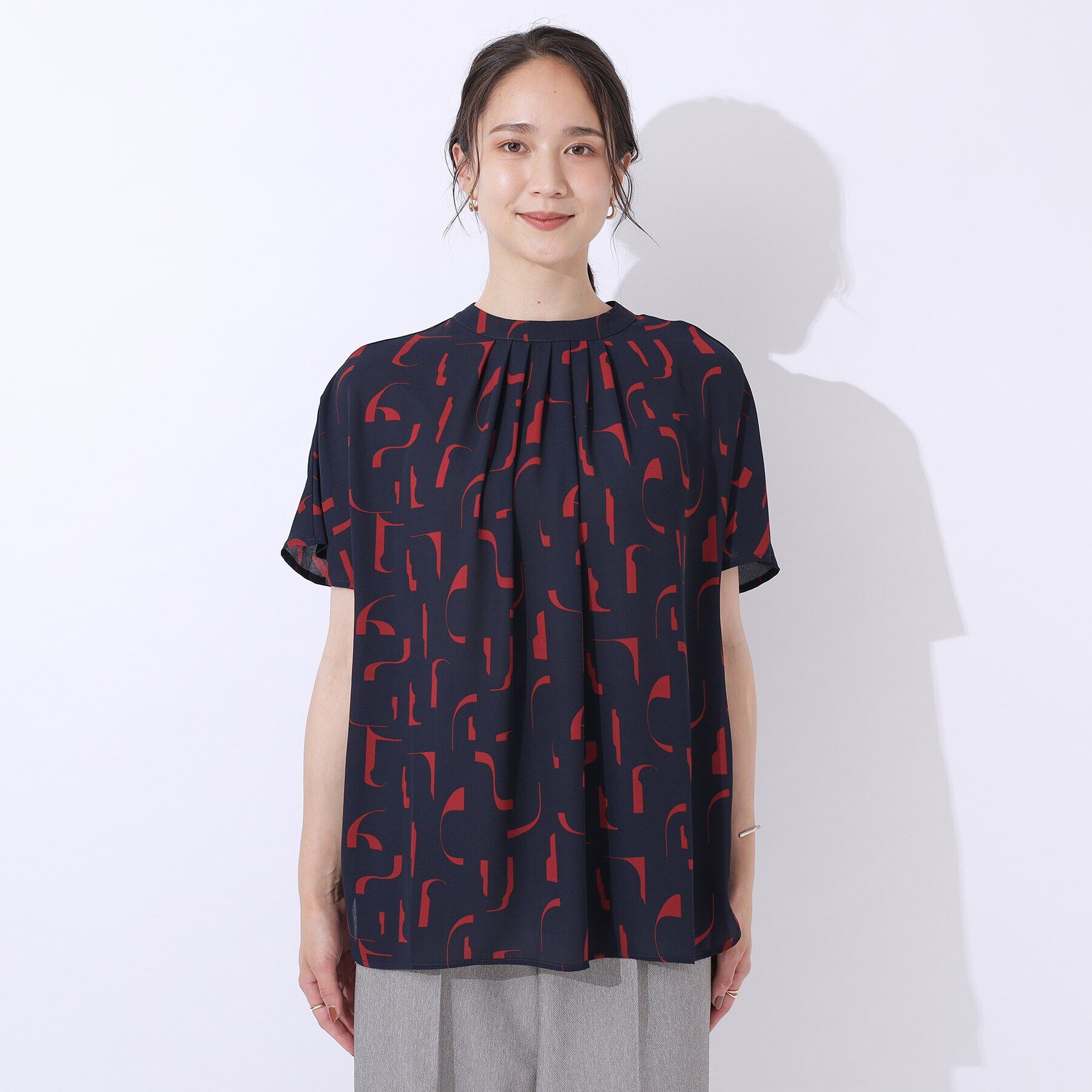 SHOO･LA･RUE「【洗える】周りと差がつく プリントハイネックブラウス」|シャツ・ブラウス|