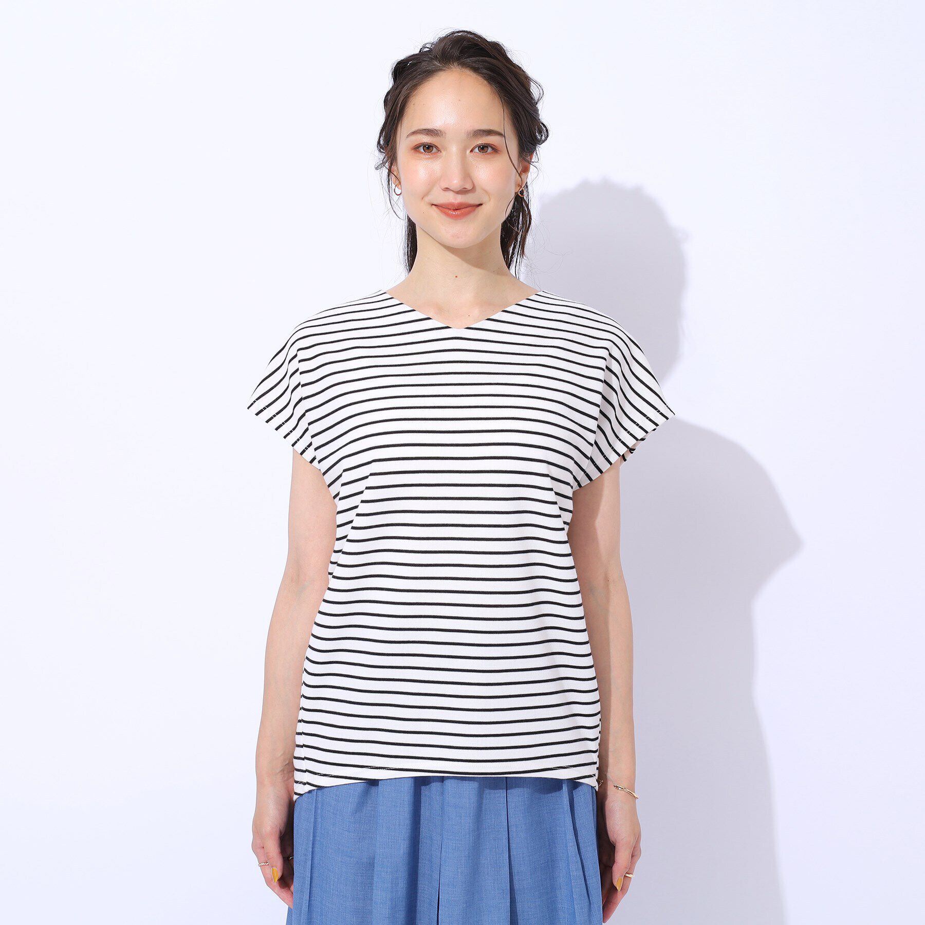 SHOO･LA･RUE「上品な女性らしさを演出　すっきり魅せるVネックトップス」|Tシャツ・カットソー|