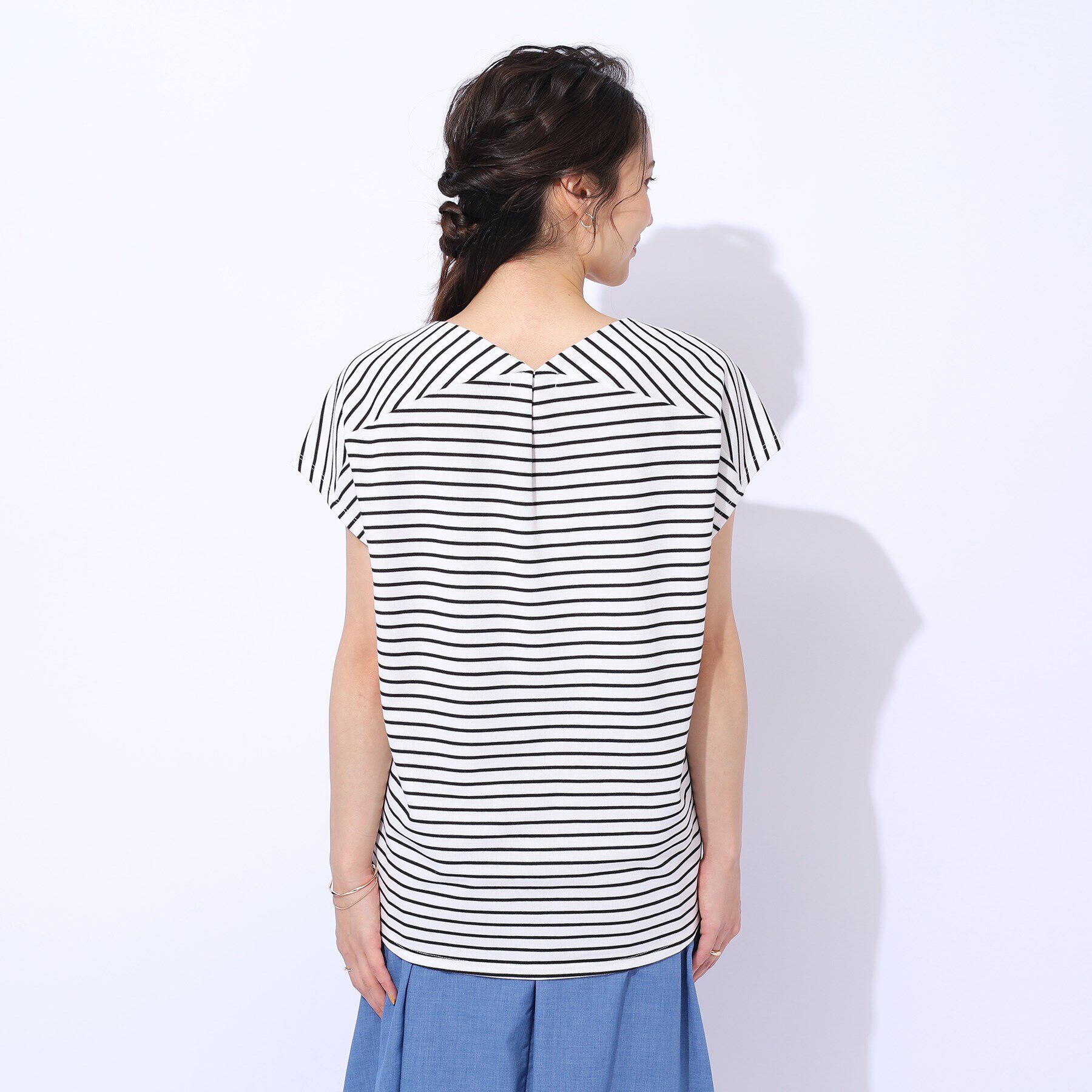 SHOO･LA･RUE「上品な女性らしさを演出　すっきり魅せるVネックトップス」|Tシャツ・カットソー|