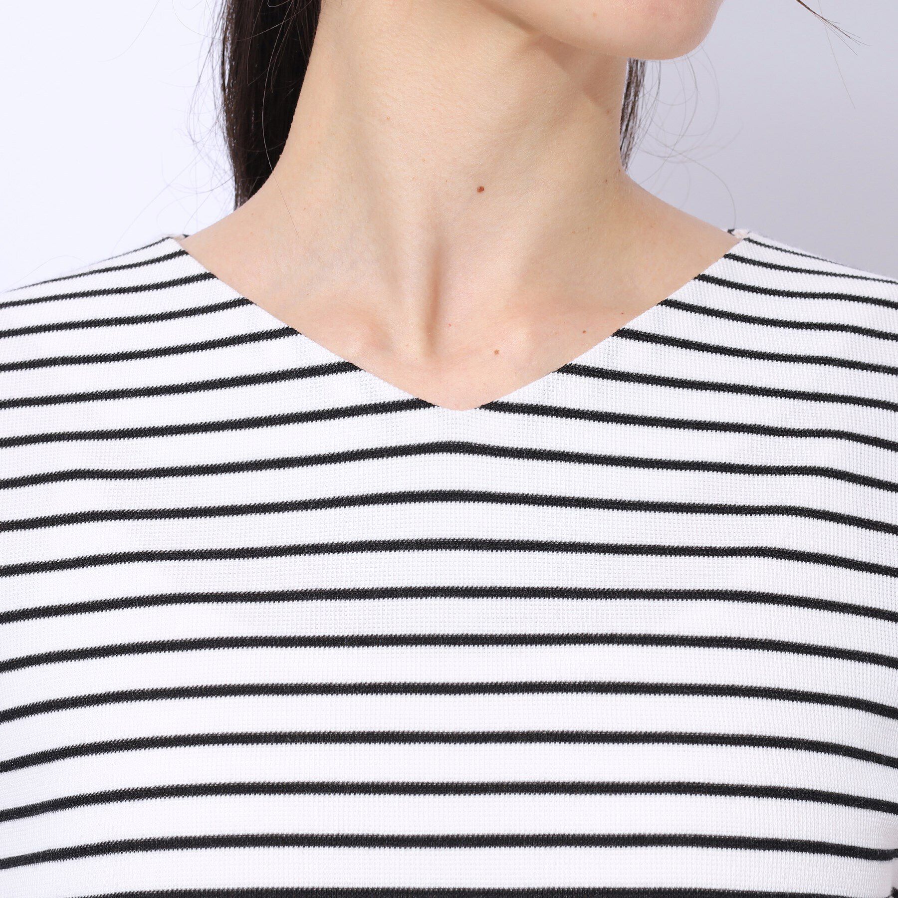 SHOO･LA･RUE「上品な女性らしさを演出　すっきり魅せるVネックトップス」|Tシャツ・カットソー|