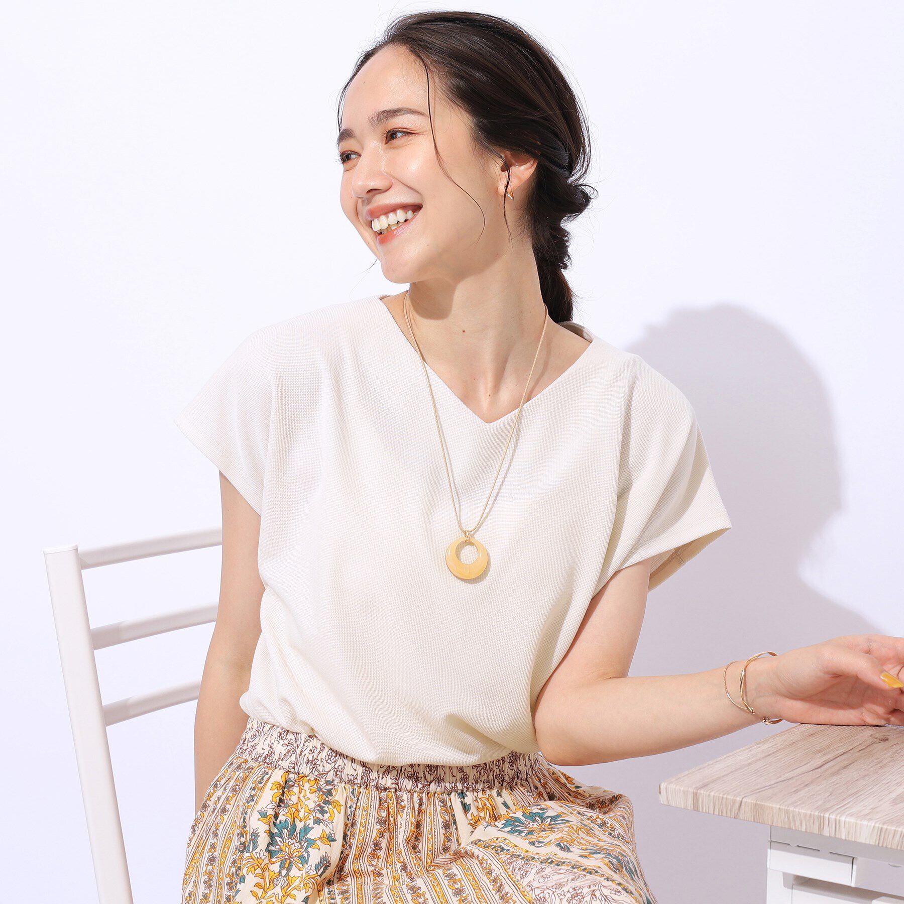 SHOO･LA･RUE「上品な女性らしさを演出　すっきり魅せるVネックトップス」|Tシャツ・カットソー|ライトベージュ(05