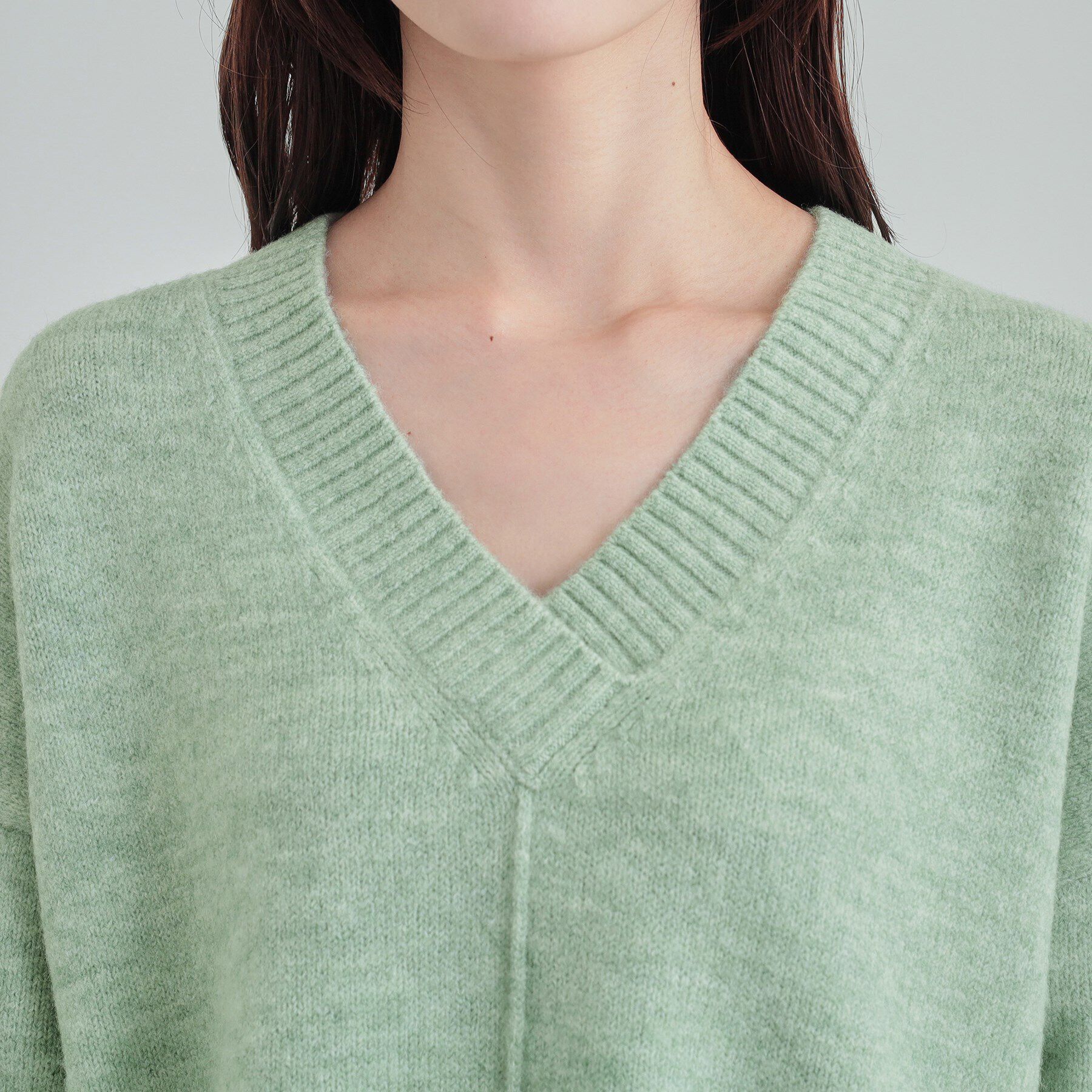 SHOO･LA･RUE「大人の余裕を醸し出す ふわふわ 深Vネックゆるニット」|ニット・セーター|