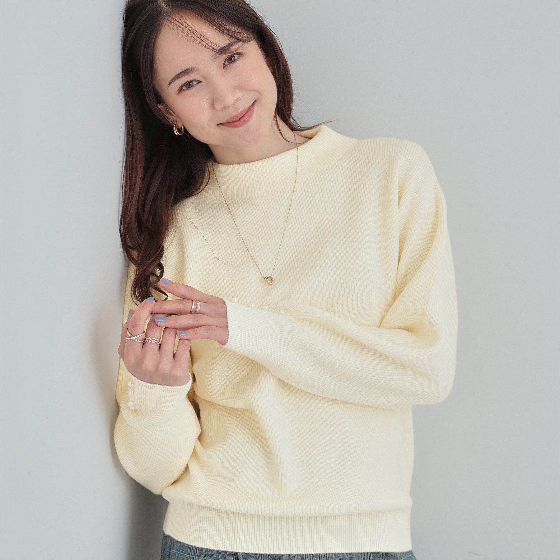 SHOO･LA･RUE「【洗える／毛玉になりにくい】お袖パールで上品な ハイネックニット」|ニット・セーター|アイボリー(004)