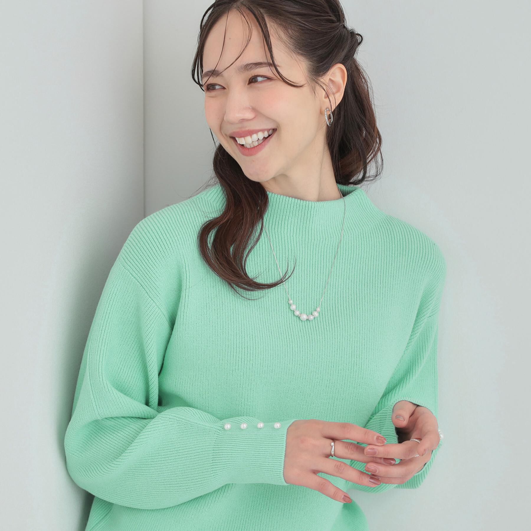 SHOO･LA･RUE「【洗える／毛玉になりにくい】お袖パールで上品な ハイネックニット」|ニット・セーター|