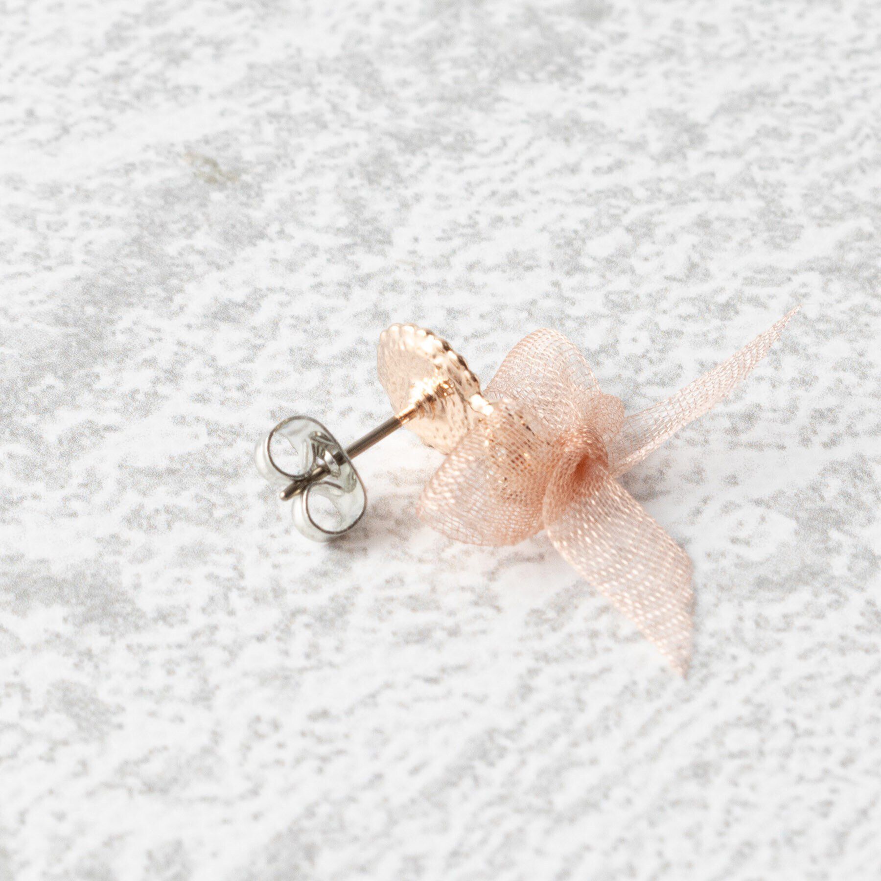 Grandedge「ピアス ニッケルフリー シアー リボン パール調 ストーン チタンポスト ドロップピアス」|ピアス|