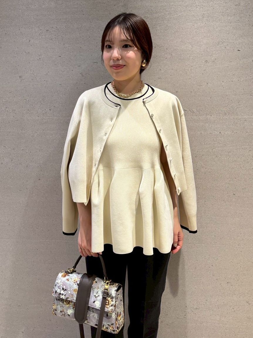 Mila Owen「【USAGI ONLINE・ZOZOTOWN限定カラー】フォルムアンサンブルくるみ釦ショートカーデ」|カーディガン|