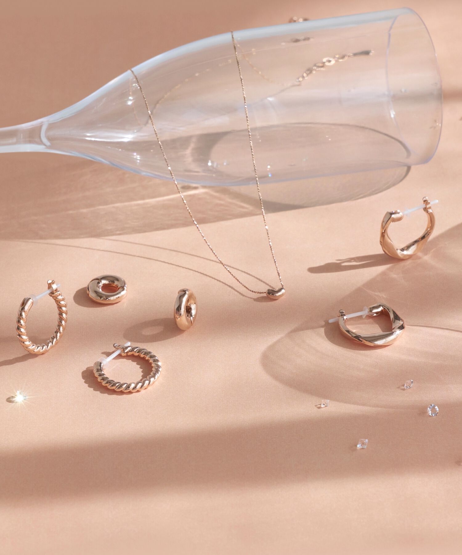 Phoebe「【金属アレルギー対応】ウェーブフープセラミックピアス　シャンパンゴールド」|ピアス|