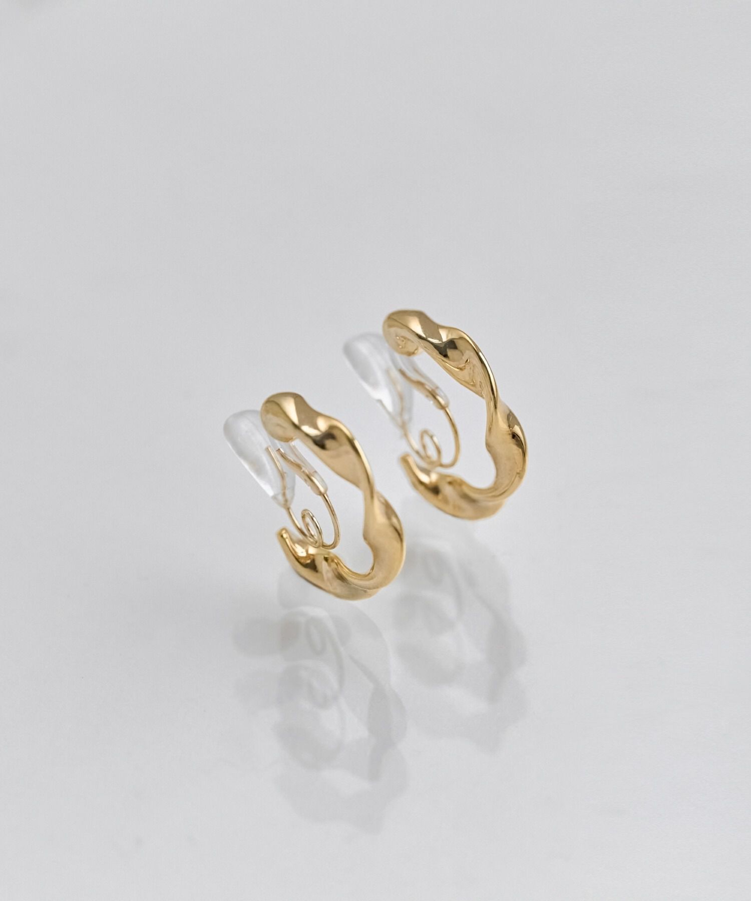 Phoebe「【金属アレルギー対応/痛くないシリーズ】メタルループフィットイヤリング　ゴールド」|イヤリング|