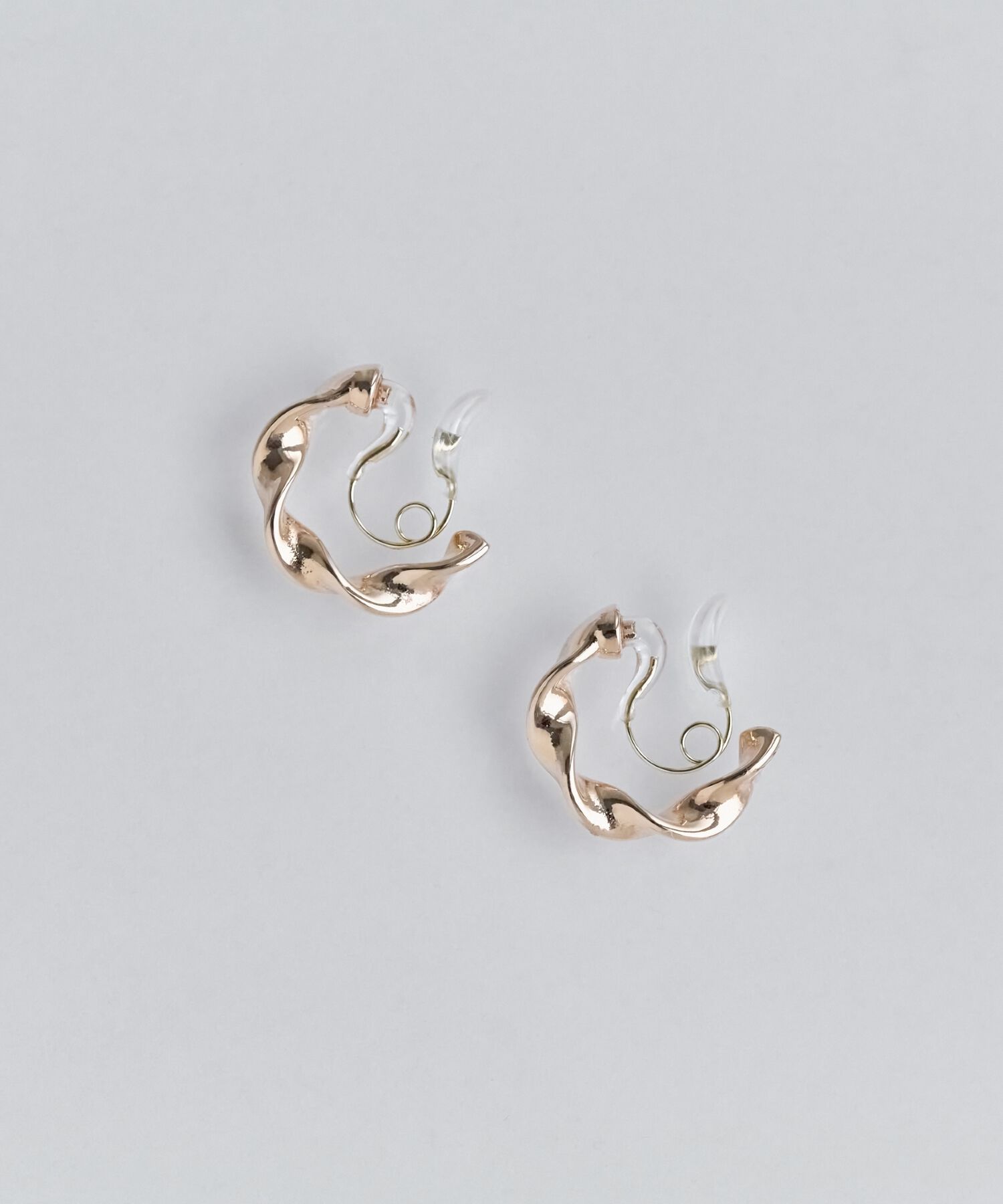 Phoebe「【金属アレルギー対応/痛くないシリーズ】メタルループフィットイヤリング　シャンパンゴールド」|イヤリング|