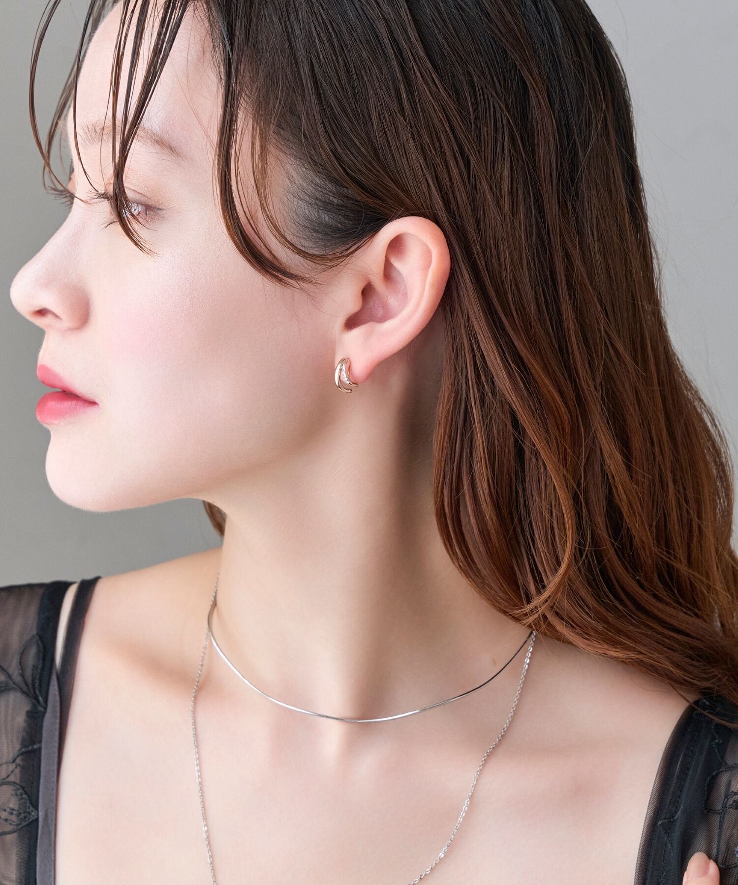 Phoebe「【金属アレルギー対応/痛くないシリーズ】シャインループフィットイヤリング　シャンパンゴールド」|イヤリング|