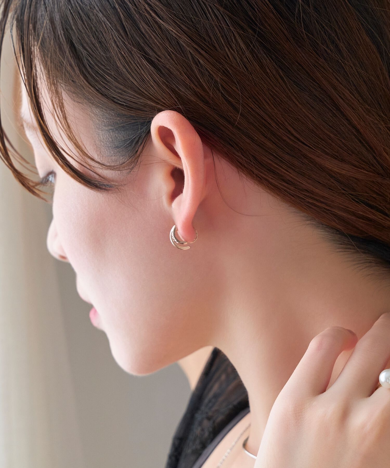 Phoebe「【金属アレルギー対応/痛くないシリーズ】シャインループフィットイヤリング　シャンパンゴールド」|イヤリング|