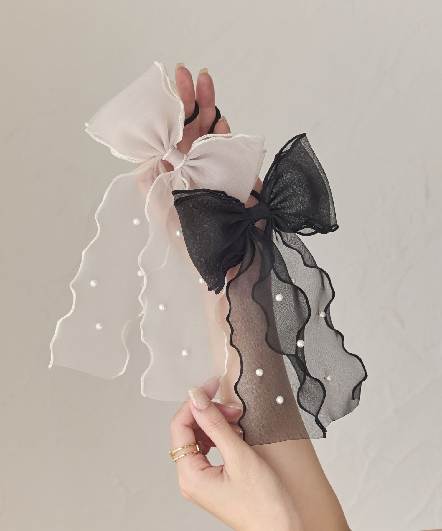 Phoebe「フレアリボンドットパールヘアゴム　ベージュ」|ヘアゴム・シュシュ|