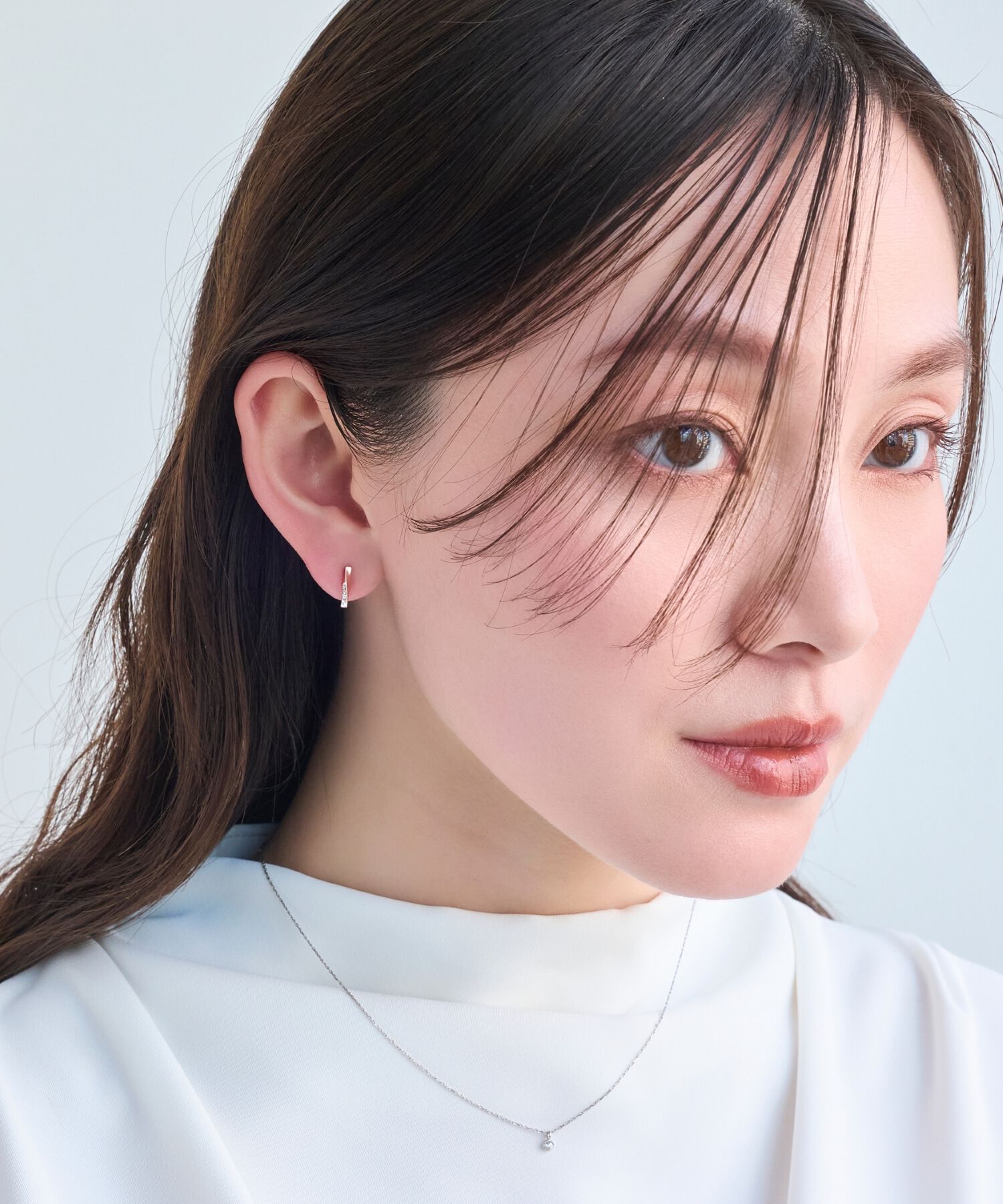 Phoebe「【痛くないシリーズ】ツイストバービジューライトフィットイヤリング　シャンパンゴールド」|イヤリング|