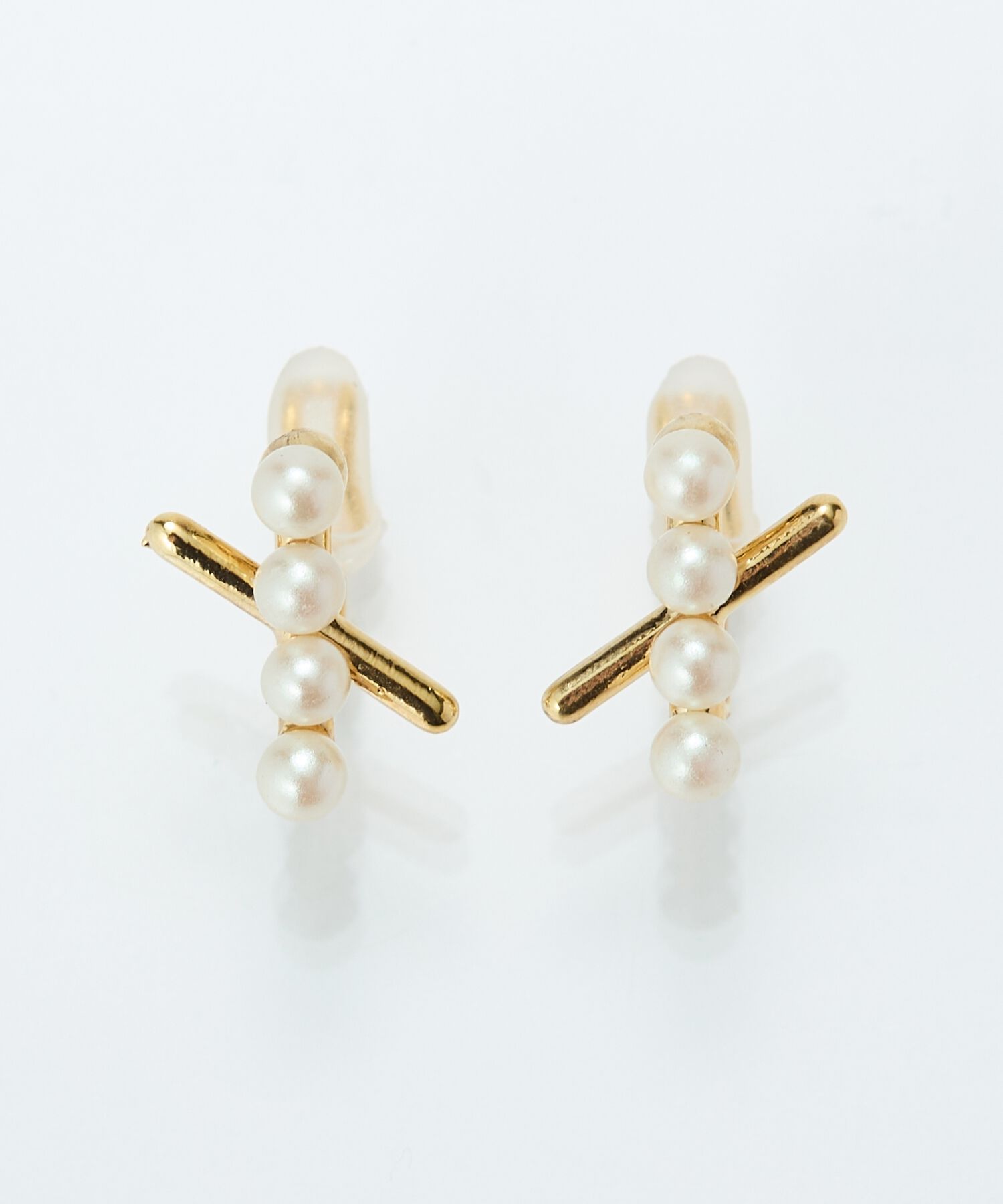 Phoebe「【痛くないシリーズ/金属アレルギー対応】パールクロスライトフィットイヤリング　ゴールド」|イヤリング|