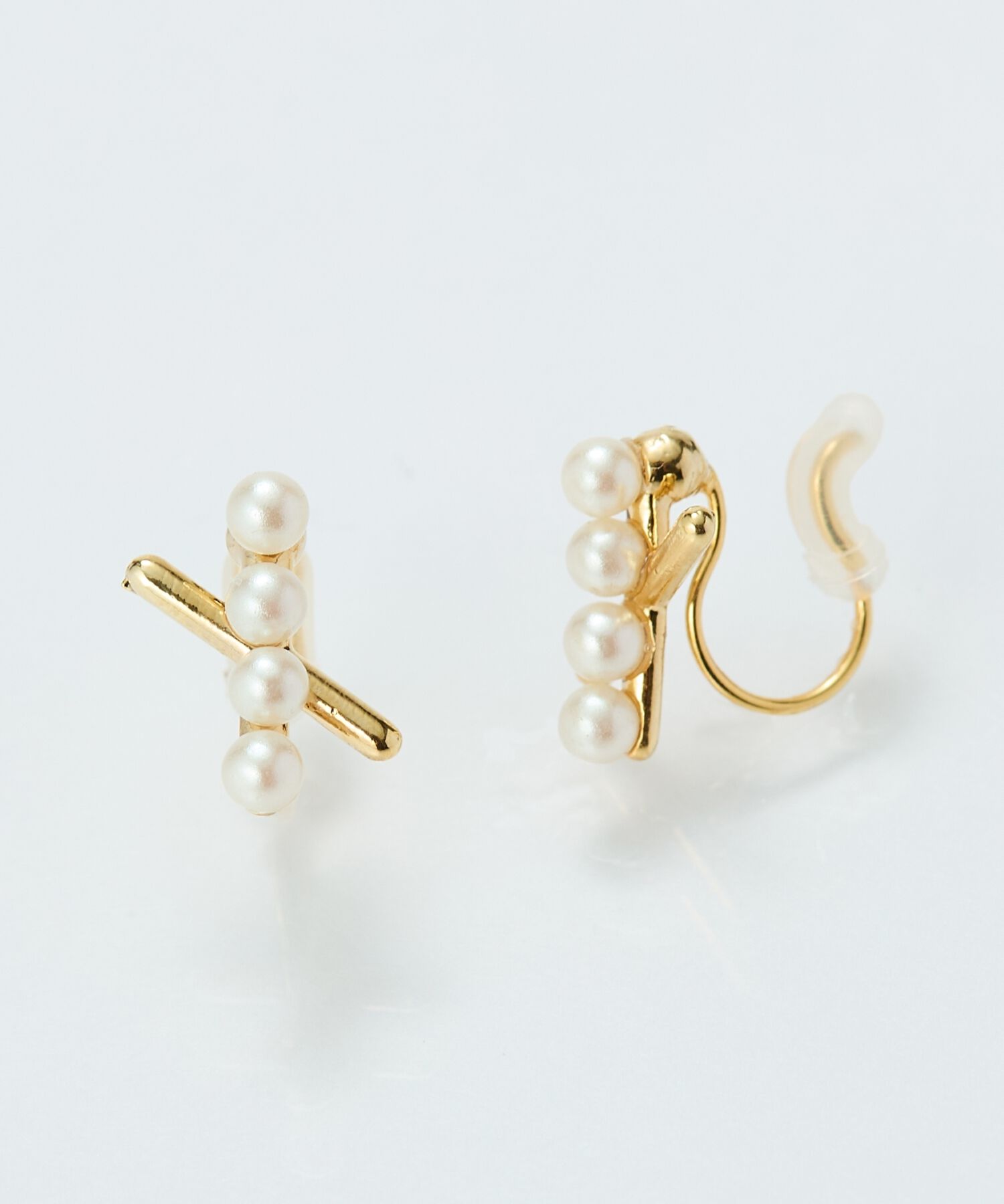 Phoebe「【痛くないシリーズ/金属アレルギー対応】パールクロスライトフィットイヤリング　ゴールド」|イヤリング|