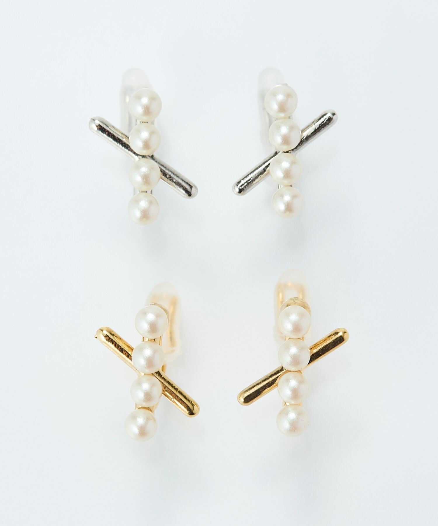 Phoebe「【痛くないシリーズ/金属アレルギー対応】パールクロスライトフィットイヤリング　ゴールド」|イヤリング|