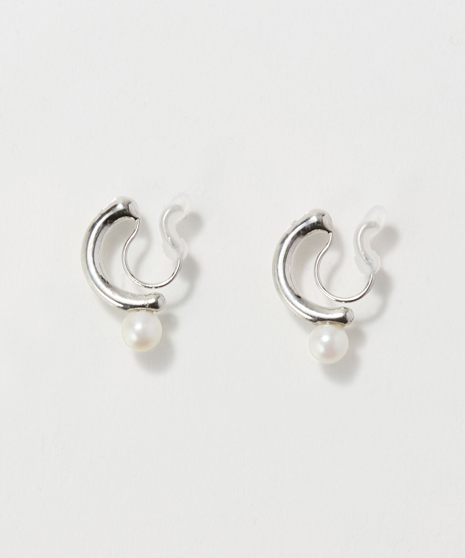 Phoebe「【痛くないシリーズ/金属アレルギー対応】パールフープライトフィットイヤリング　シルバー」|イヤリング|