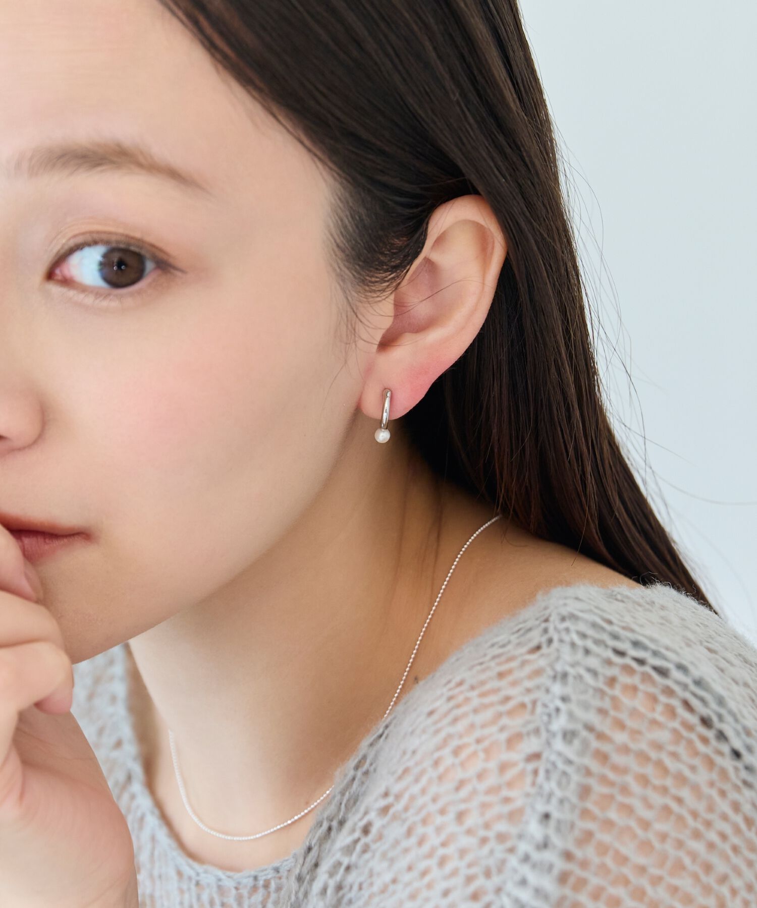 Phoebe「【痛くないシリーズ/金属アレルギー対応】パールフープライトフィットイヤリング　シルバー」|イヤリング|