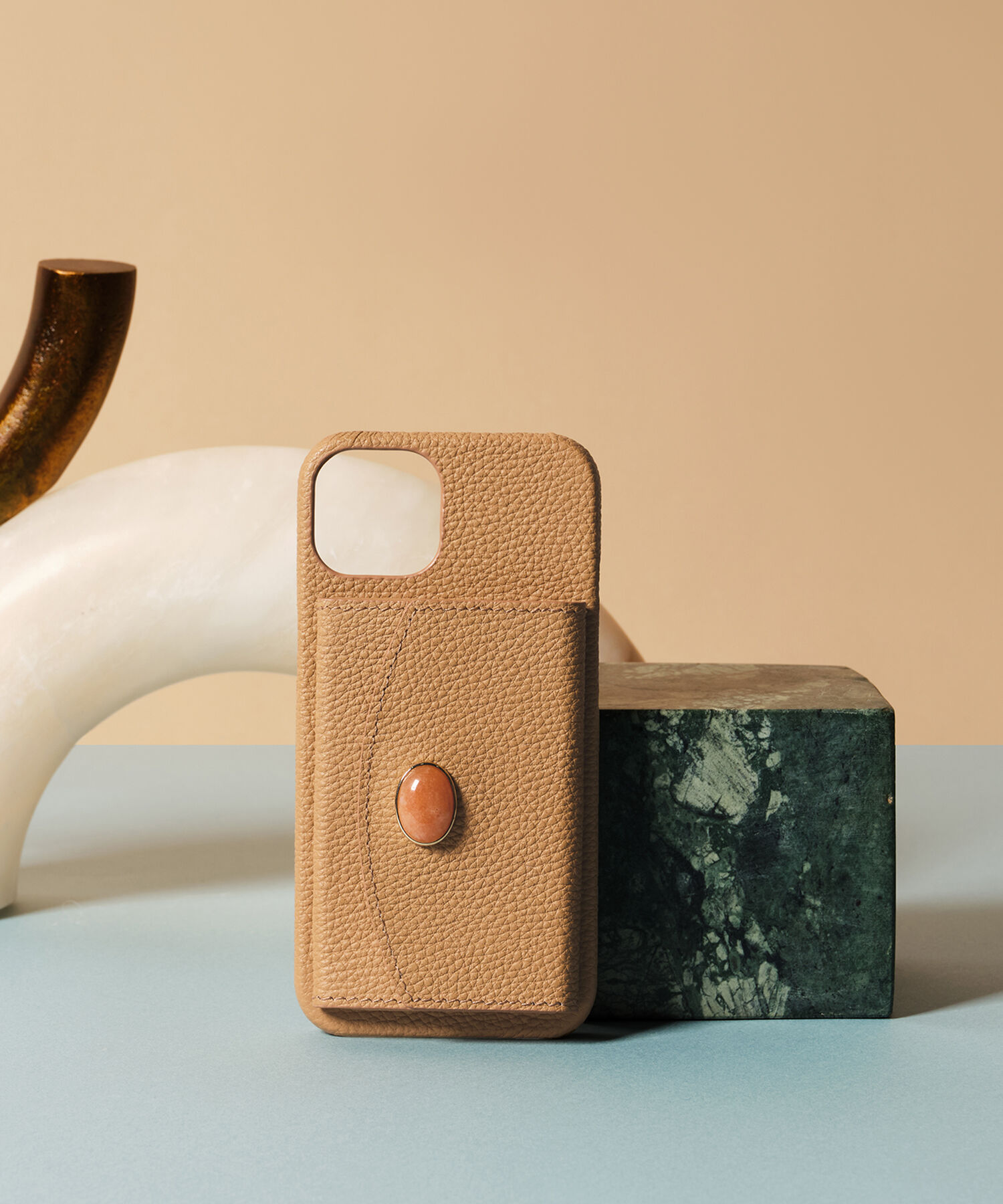 TOPKAPI 「【TOPKAPI】 gemdrops ジェムドロップ  ミニエンボスレザー 天然石 モバイルケース（i phone13) 」|モバイルケース|キャメル