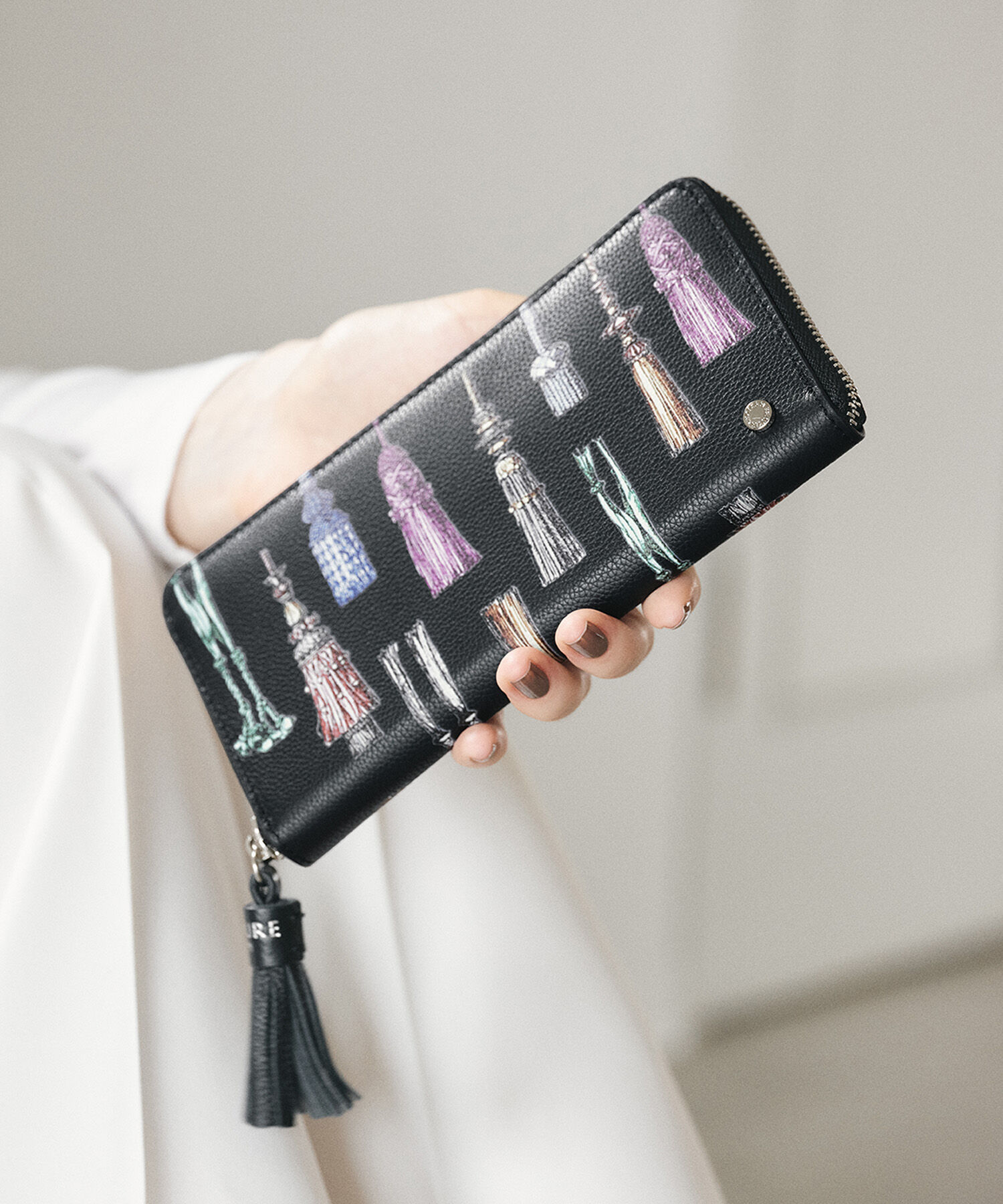 TOPKAPI TREASURE「【TREASURE TOPKAPI】シュリンクレザー タッセル プリント ラウンド 長財布」|財布|