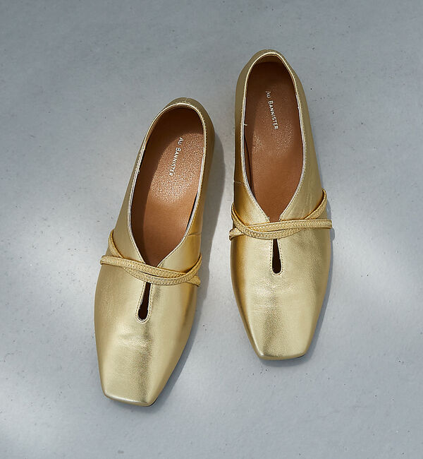 AU BANNISTER「【Youtuber紹介】ストラップソフトレザーフラットパンプス」|パンプス|