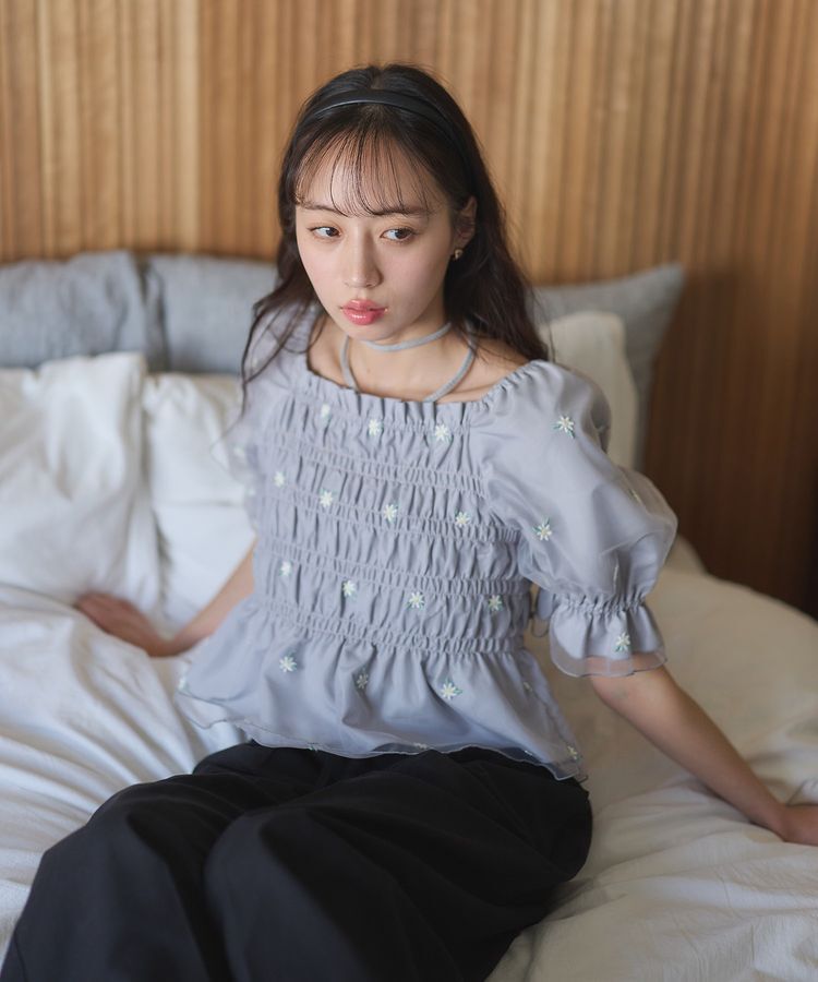 earth music&ecology「フラワー刺繍シャーリングプルオーバー」|シャツ・ブラウス|