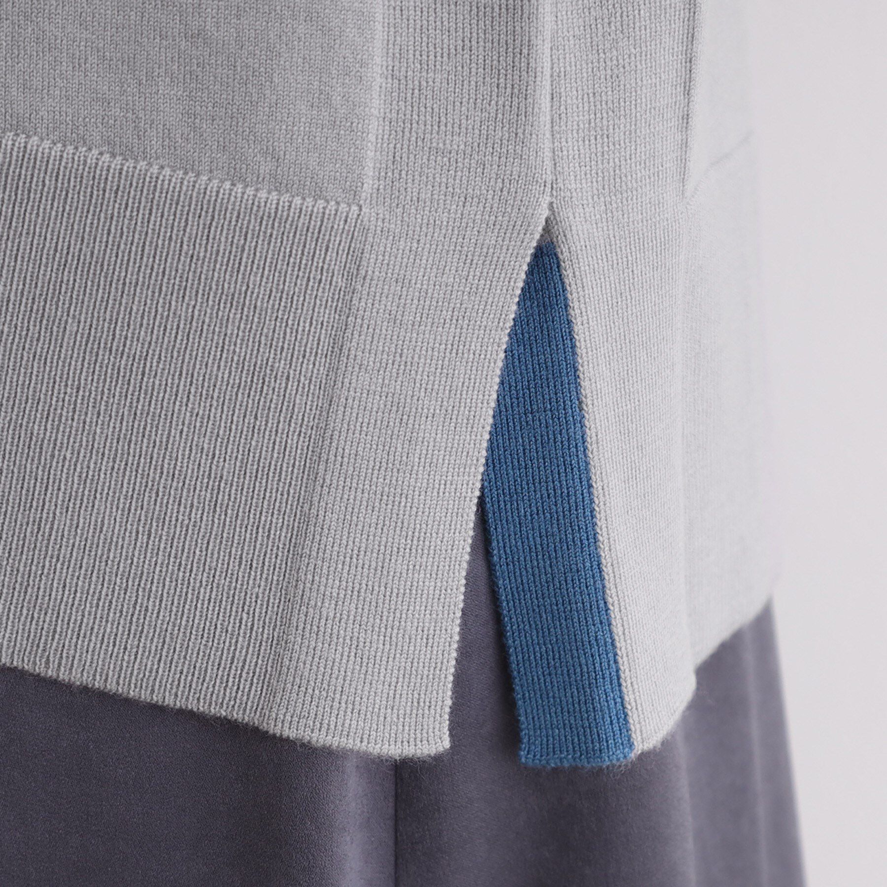 INDIVI「【洗える／チュニック丈／ボーダー柄】スリットデザインVネックニット」|ニット・セーター|