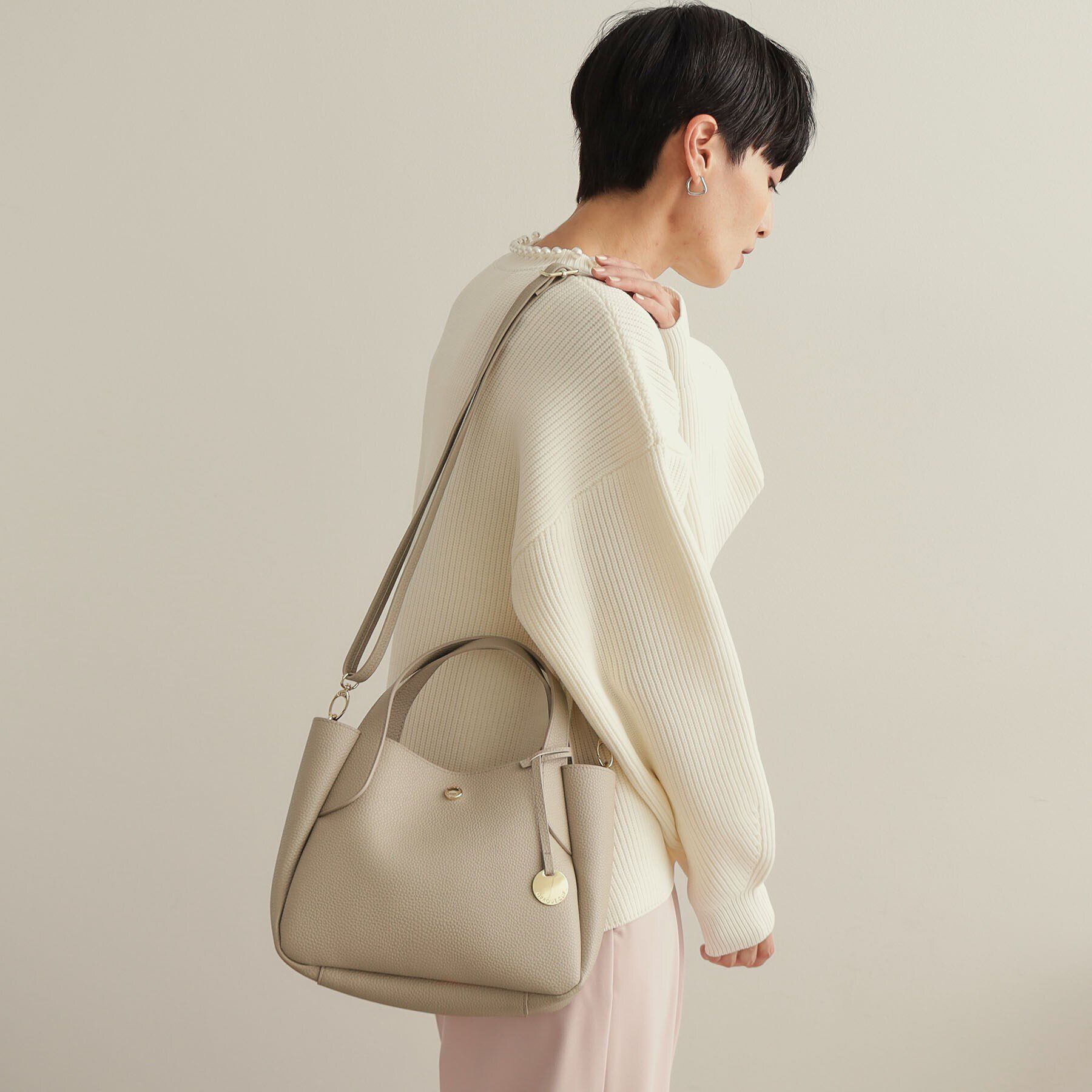 OPAQUE.CLIP「【軽量／2WAY】シュリンク合皮ラウンドフォルムミドルトートバッグ」|トートバッグ|