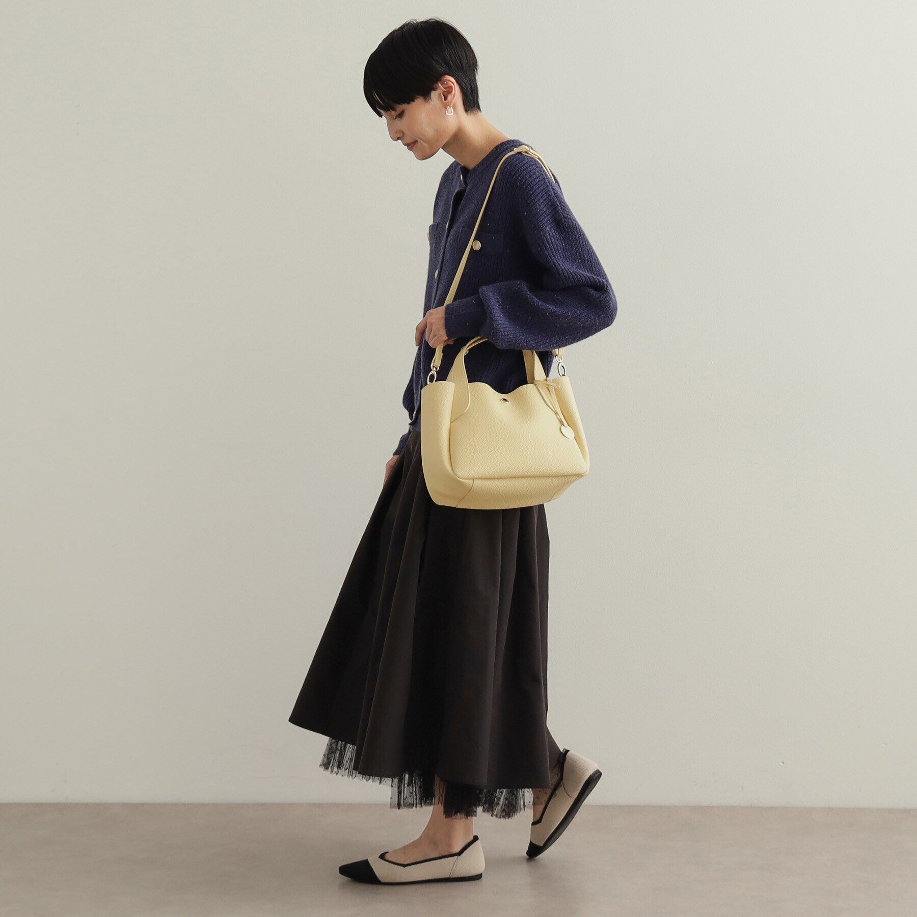 OPAQUE.CLIP「【軽量／2WAY】シュリンク合皮ラウンドフォルムミドルトートバッグ」|トートバッグ|