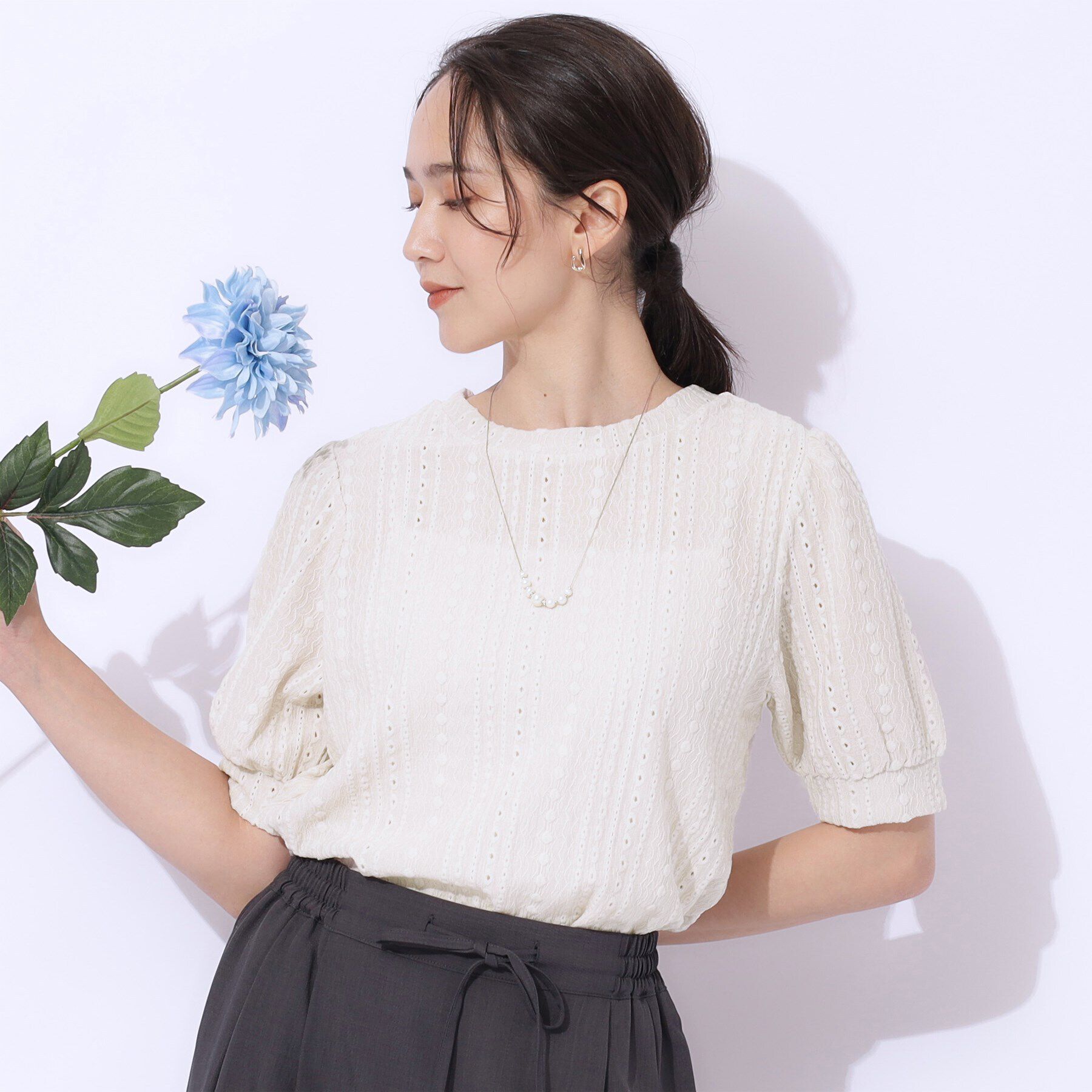 SHOO･LA･RUE「【高レビュー】大人フェミニンな雰囲気漂う　ジャカードレーストップス」|Tシャツ・カットソー|グレージュ(050)