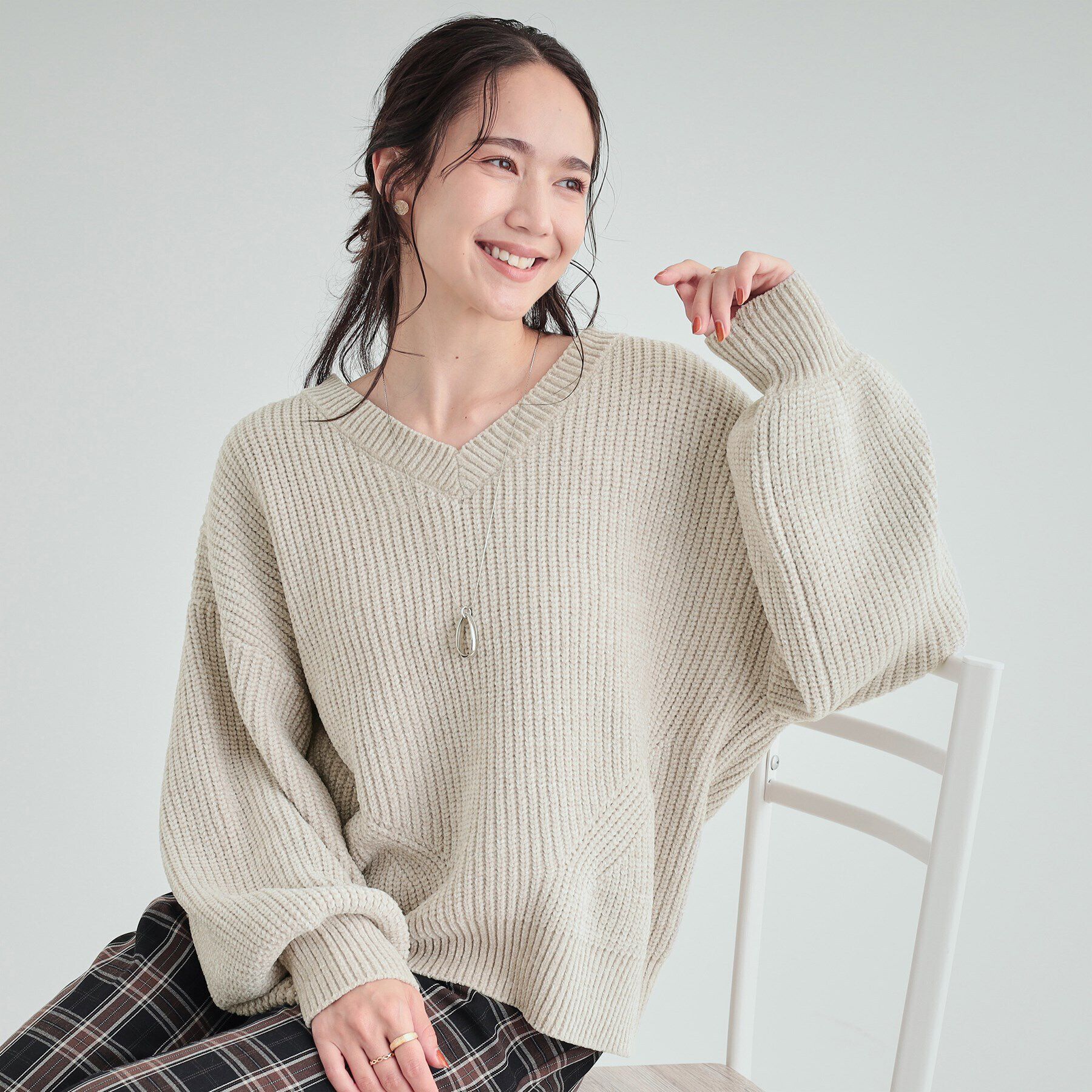 SHOO･LA･RUE「【S-LL/前後2WAY】大人のゆるさが魅力 ベロア風ラメモールニット」|ニット・セーター|グレージュ(050)