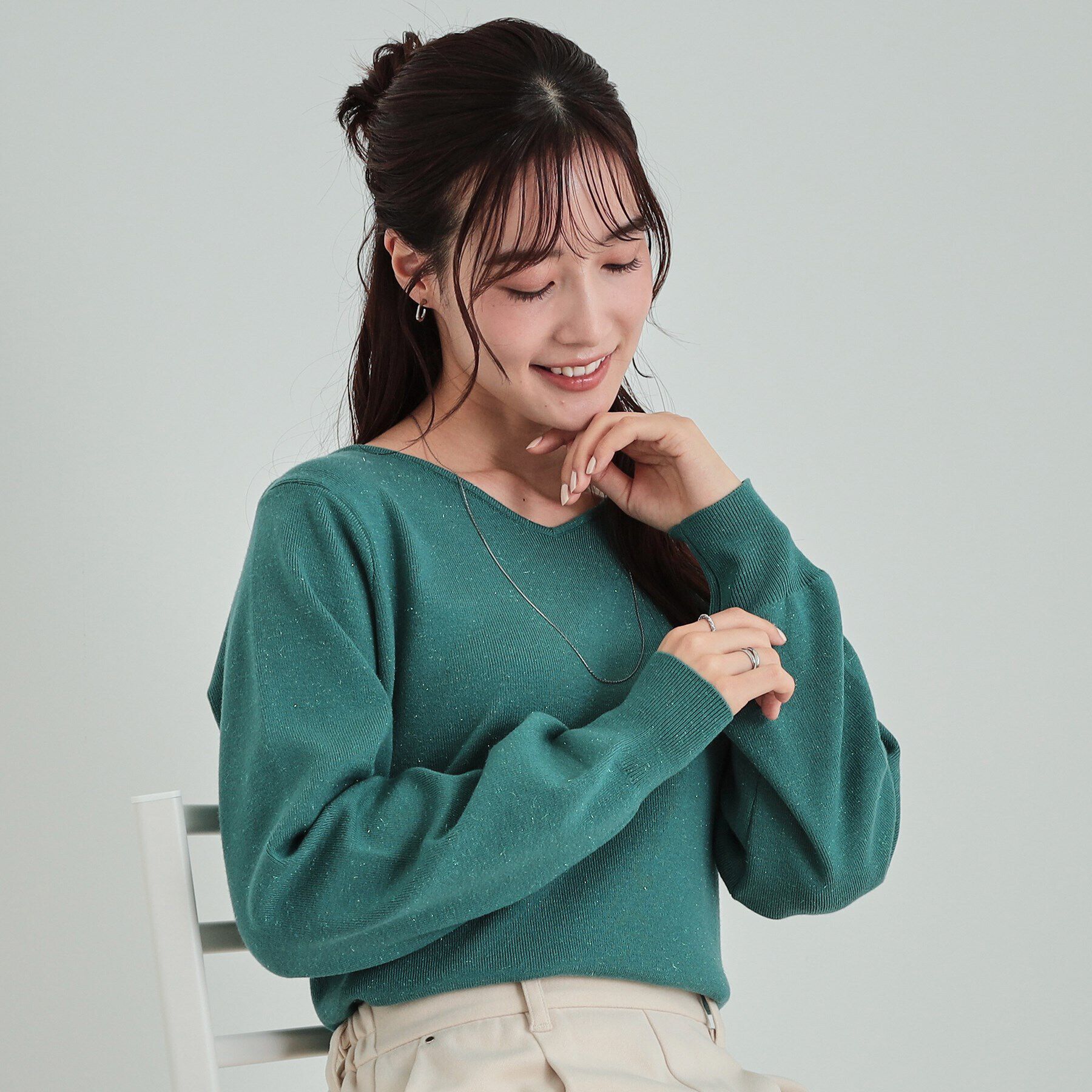 SHOO･LA･RUE「【高レビュー/S-LL/洗える】ほんのりラメ感が華やか 浅Vネックニット」|ニット・セーター|グリーン(022)