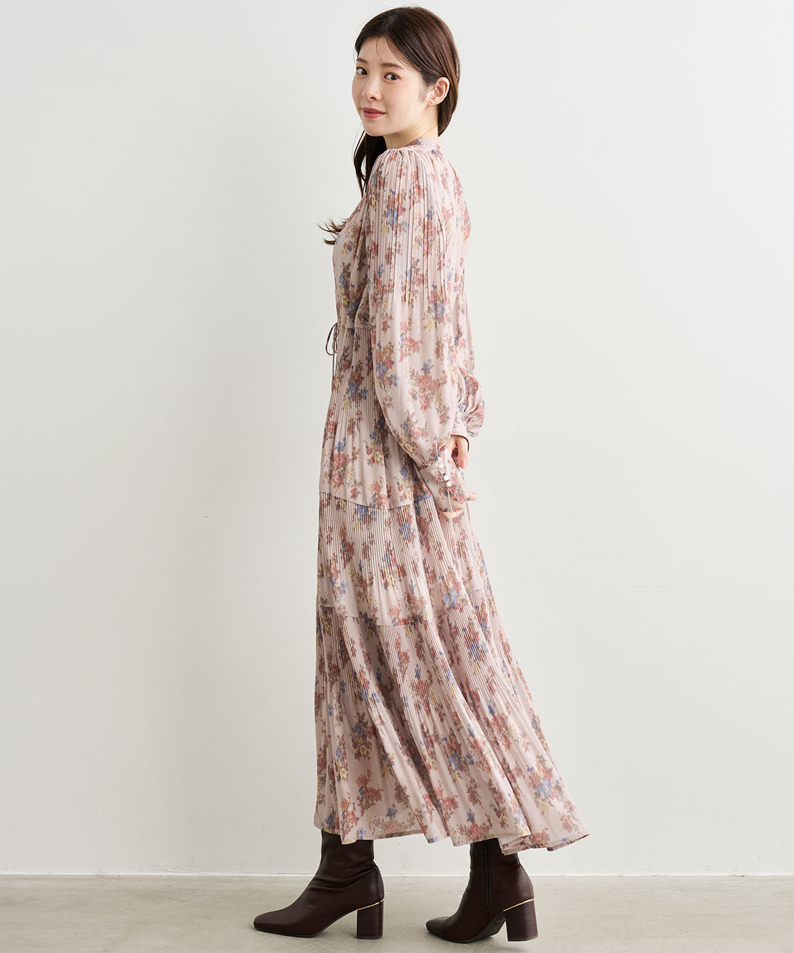 本日限定価格　ココディール フラワープリントプリーツティアードワンピース 岡崎紗絵さんコラボ】フラワープリントプリーツティアードワンピース