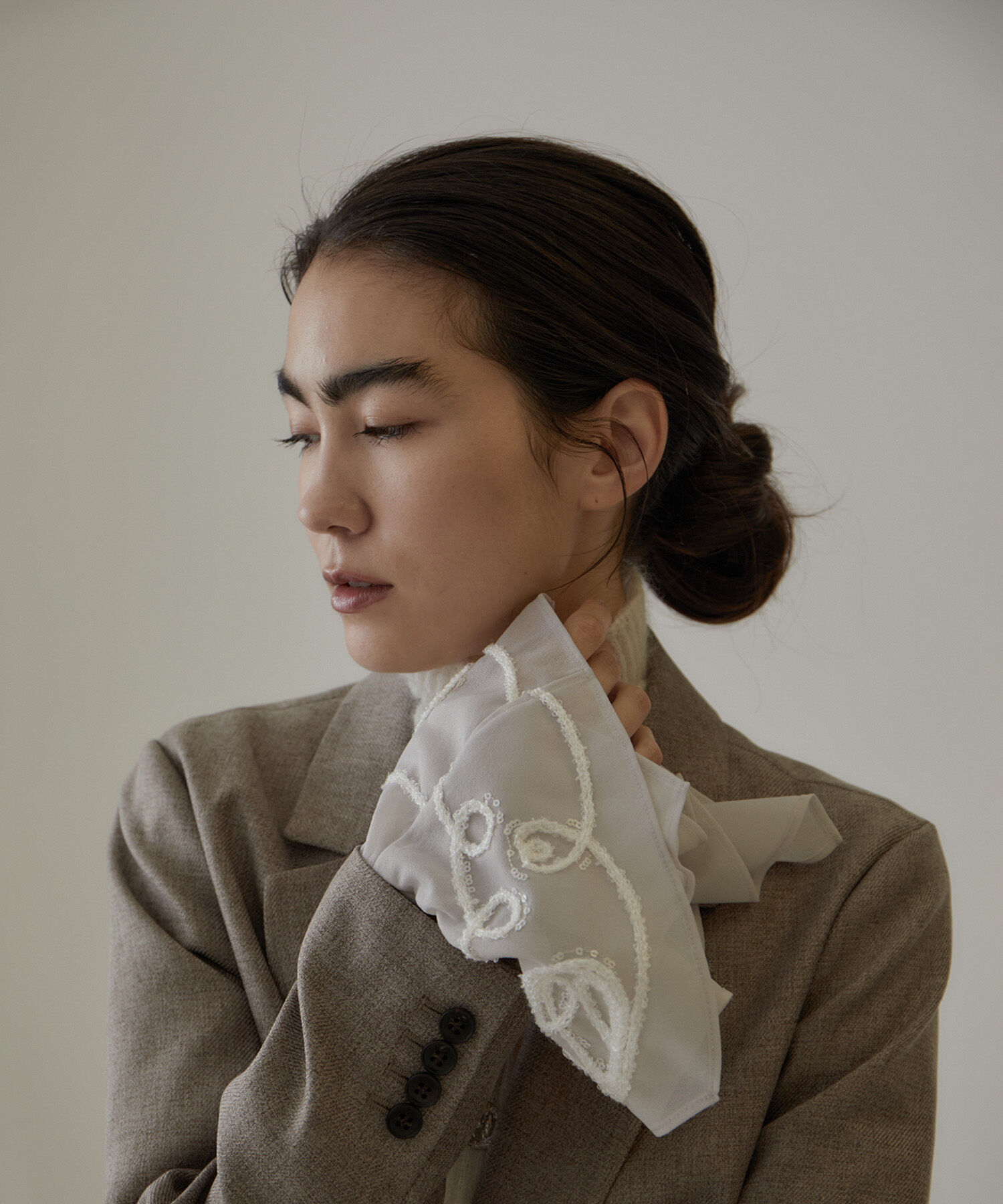 SALON adam et rope'「オーガンジーエンブロイダリーカフス（付け袖）」|手袋|ベージュ(27)