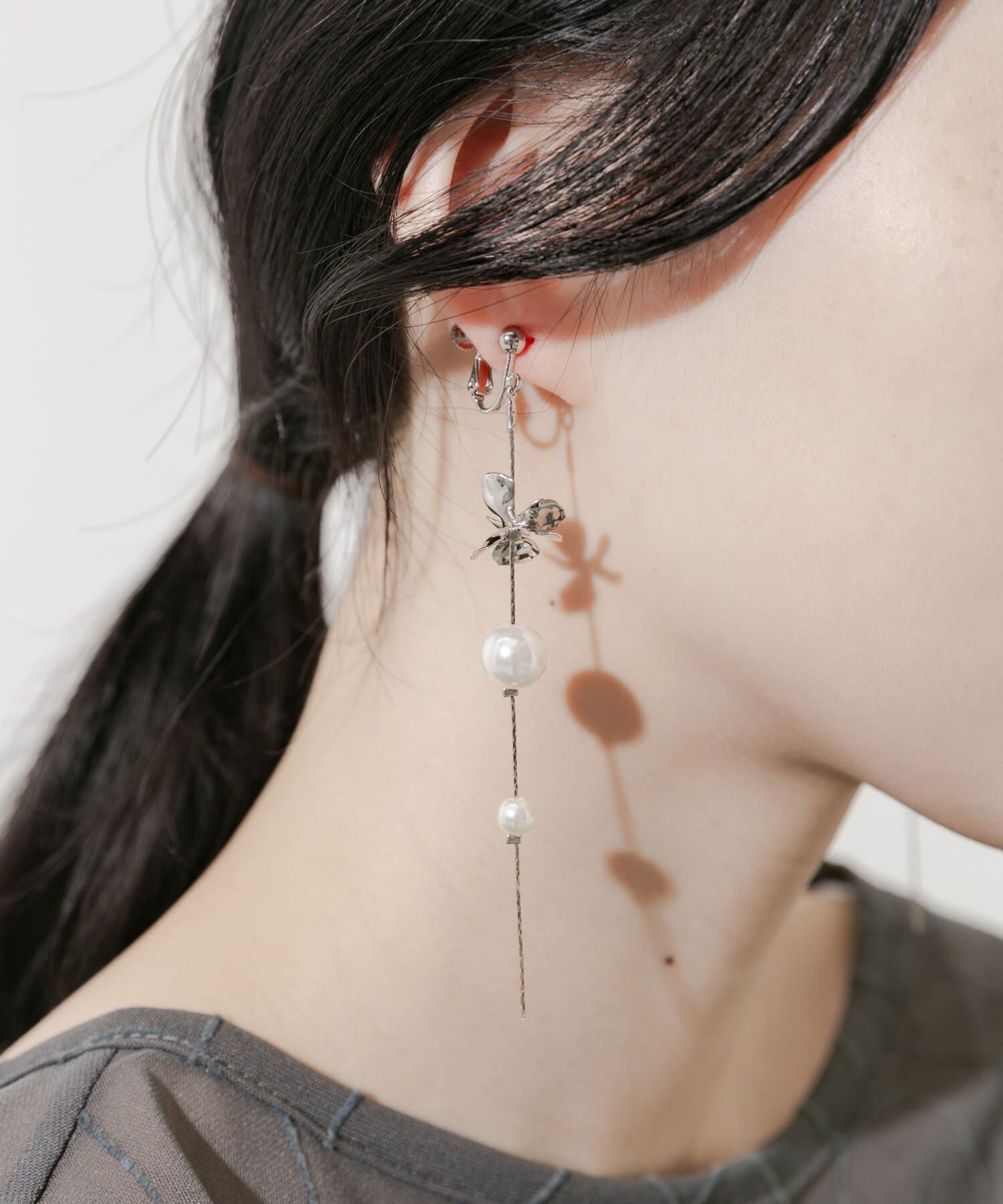 SMELLY「メタルフラワーパールロングイヤリング」|イヤリング|シルバー系その他